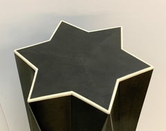 Maravilloso pedestal Art Decó de mediados de siglo moderno de piel de cabra gris con adornos de hueso