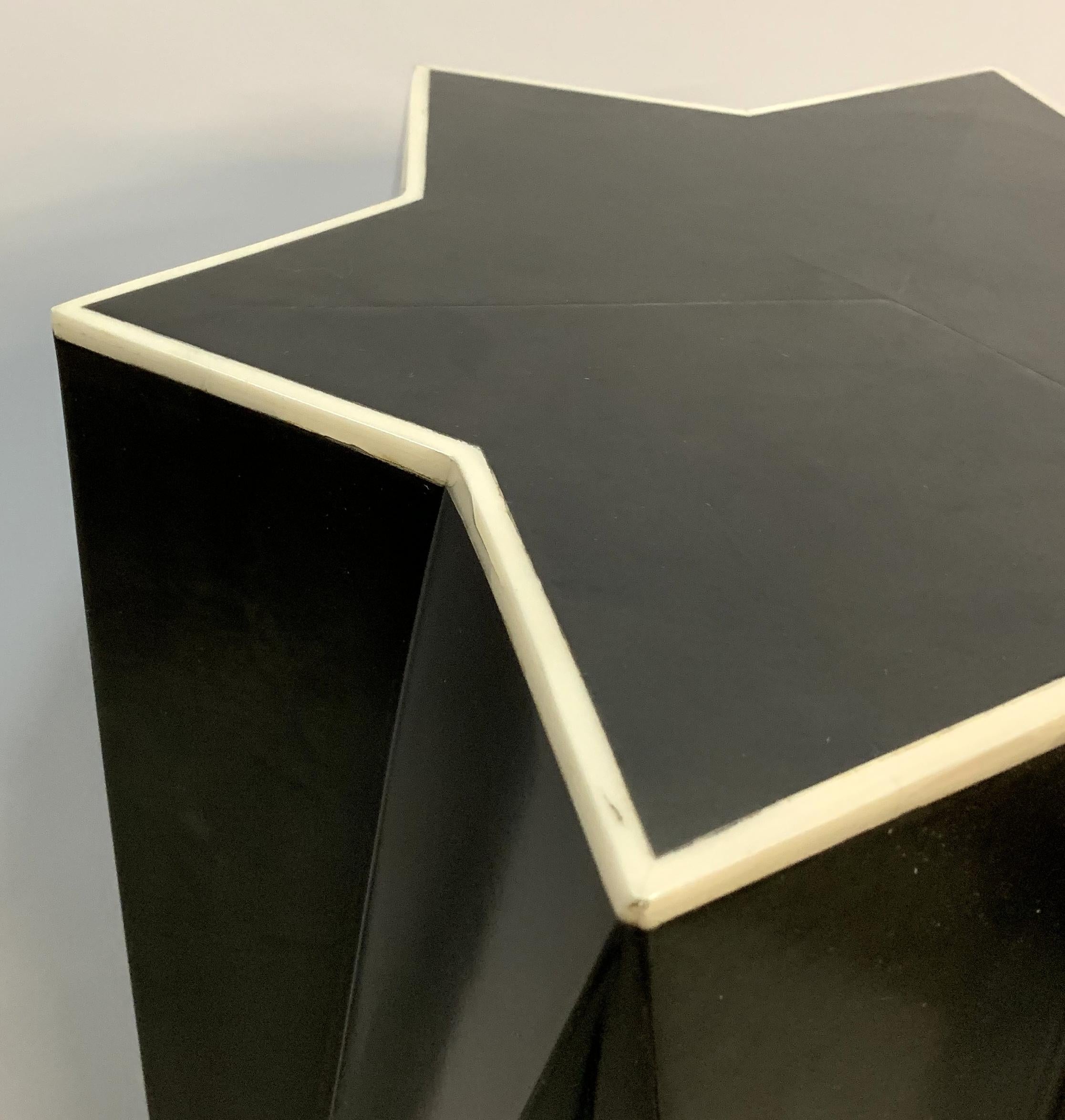 Maravilloso pedestal Art Decó de mediados de siglo moderno de piel de cabra gris con adornos de hueso en venta 1