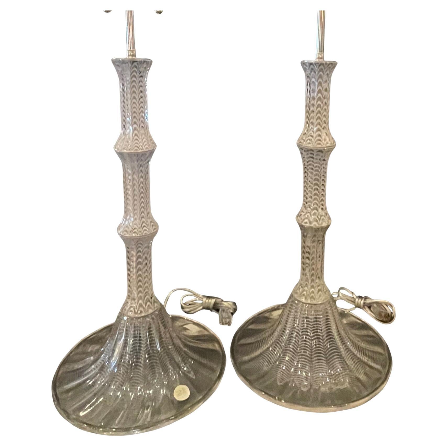 Magnifique paire de lampes en forme de colonne Art déco en verre d'art italien de Murano et en nickel poli, datant du milieu du siècle dernier, vendue par Lorin Marsh.
Conservation des autocollants d'origine