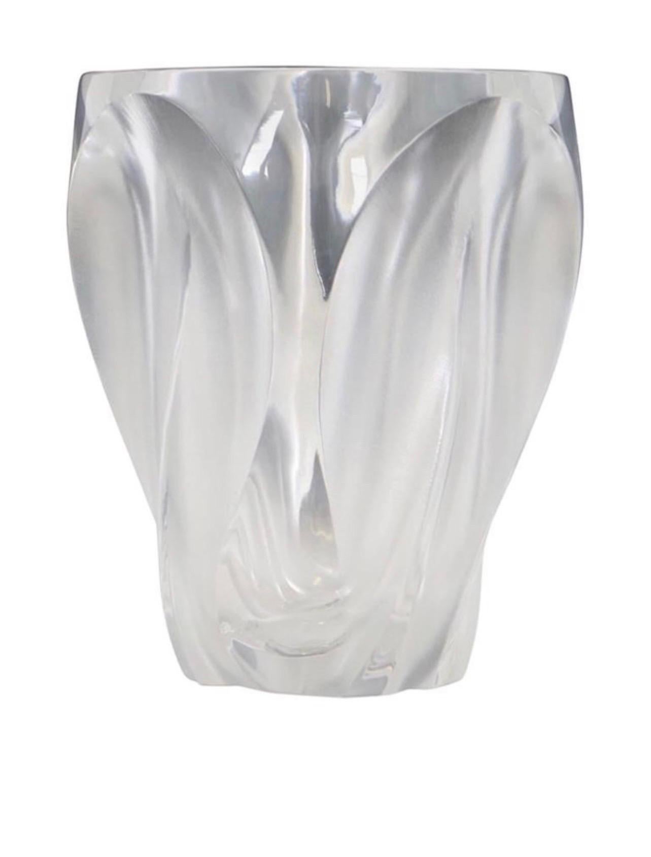 Wonderful Mid-Century Modern Lalique Ingrid Frosted Clear Leaf Crystal Vase In Good Condition For Sale In Roslyn, NY