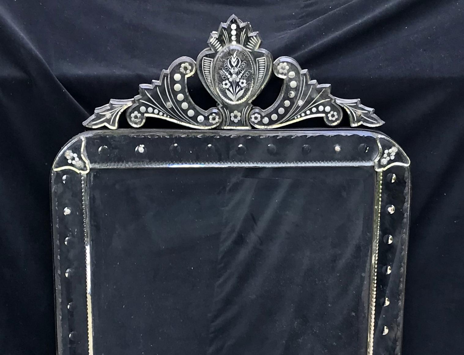 Wunderschöner, achteckiger venezianischer Spiegel mit Krone. Der Spiegel hat feine geätzte Details auf der Oberseite und an den Seiten sowie eine Abschrägung. 
Die Abmessungen sind 63