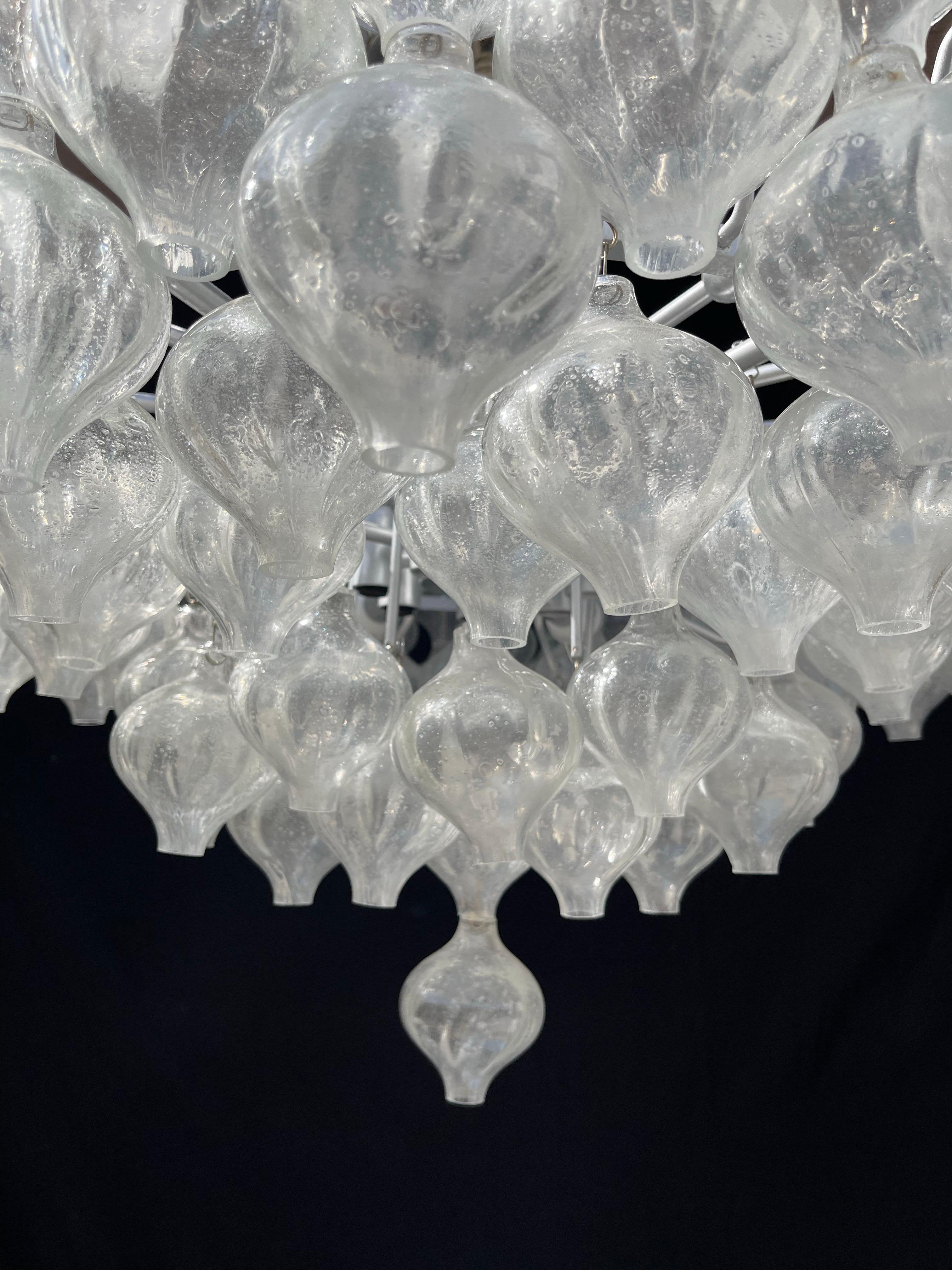 Mid-Century Modern Merveilleux lustre en verre clair Tulipan Kalmar de style moderne du milieu du siècle dernier en vente