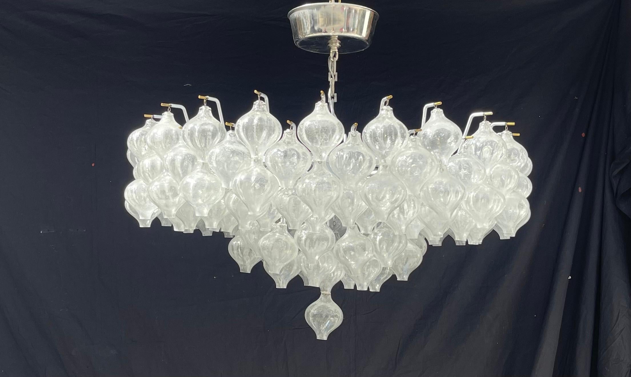 italien Merveilleux lustre en verre clair Tulipan Kalmar de style moderne du milieu du siècle dernier en vente