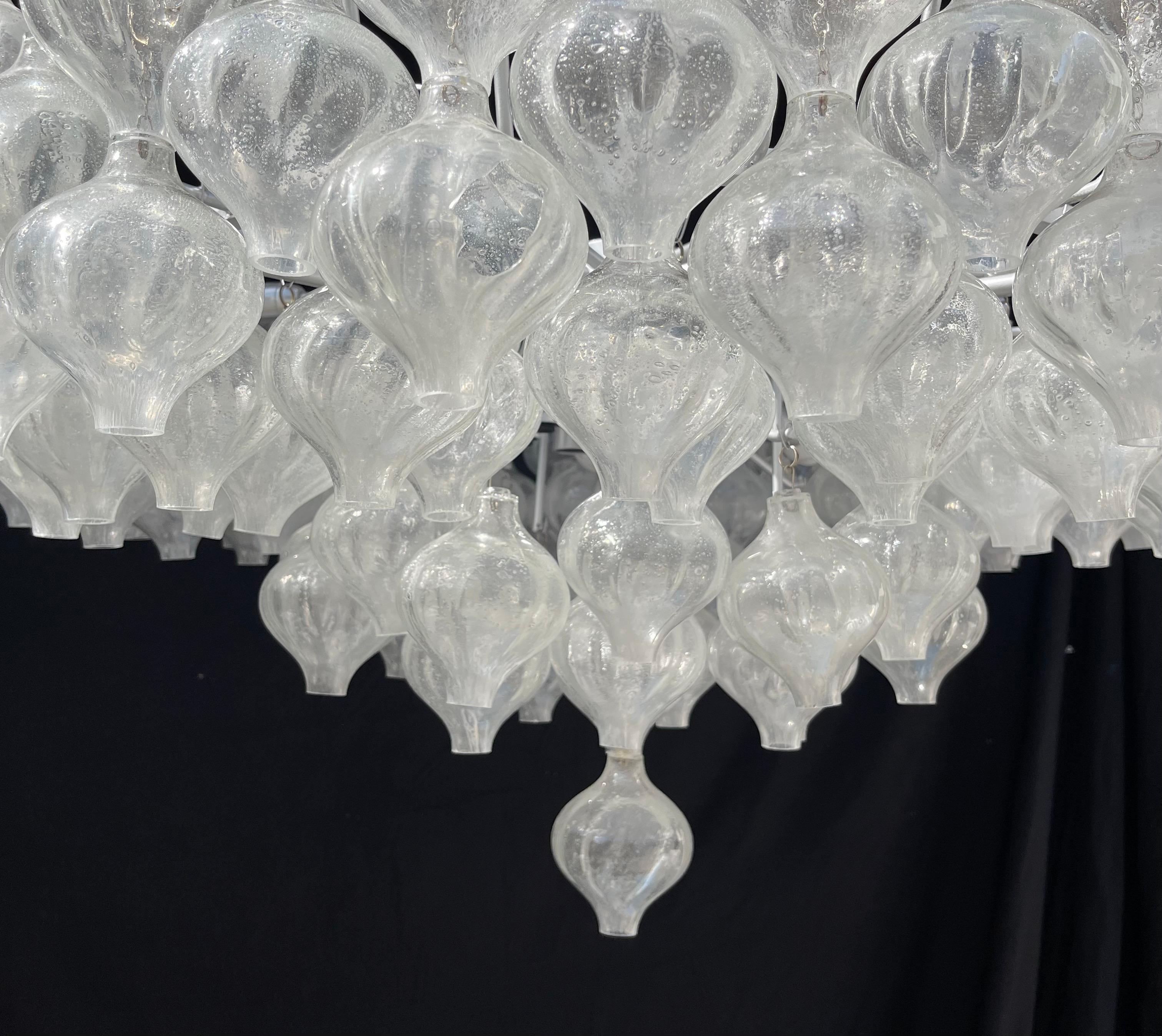 Merveilleux lustre en verre clair Tulipan Kalmar de style moderne du milieu du siècle dernier Bon état - En vente à Roslyn, NY