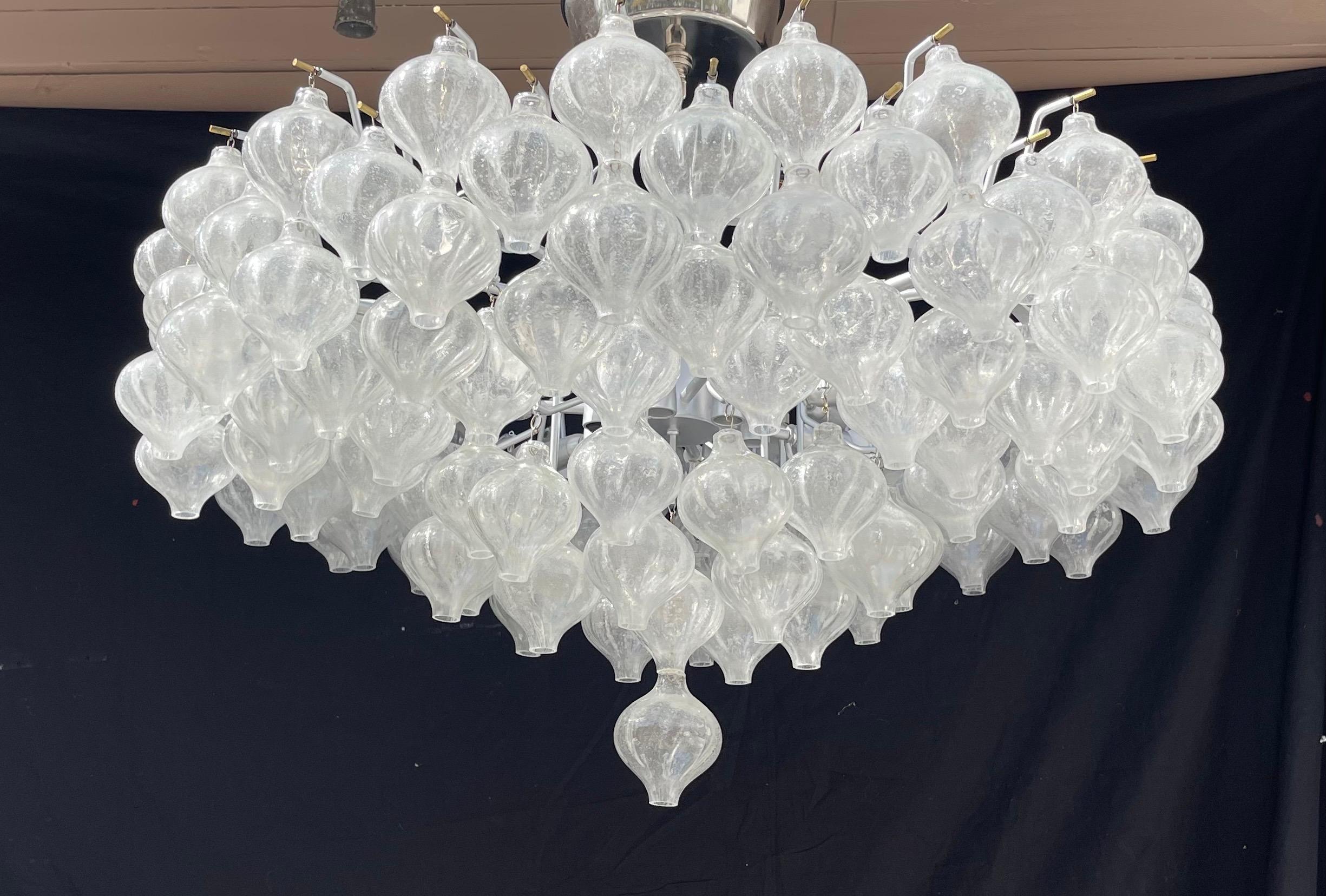 20ième siècle Merveilleux lustre en verre clair Tulipan Kalmar de style moderne du milieu du siècle dernier en vente