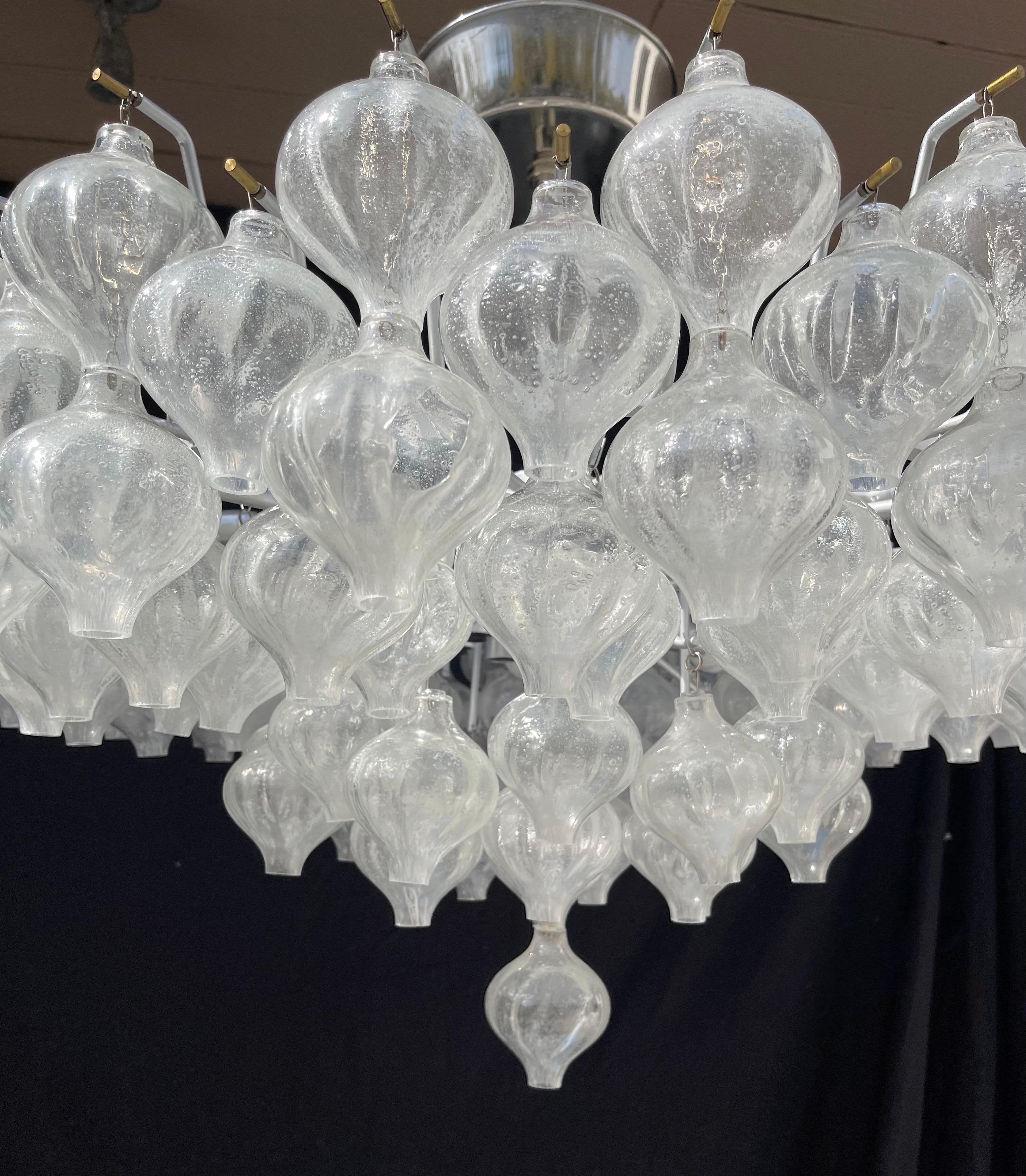 Verre d'art Merveilleux lustre en verre clair Tulipan Kalmar de style moderne du milieu du siècle dernier en vente