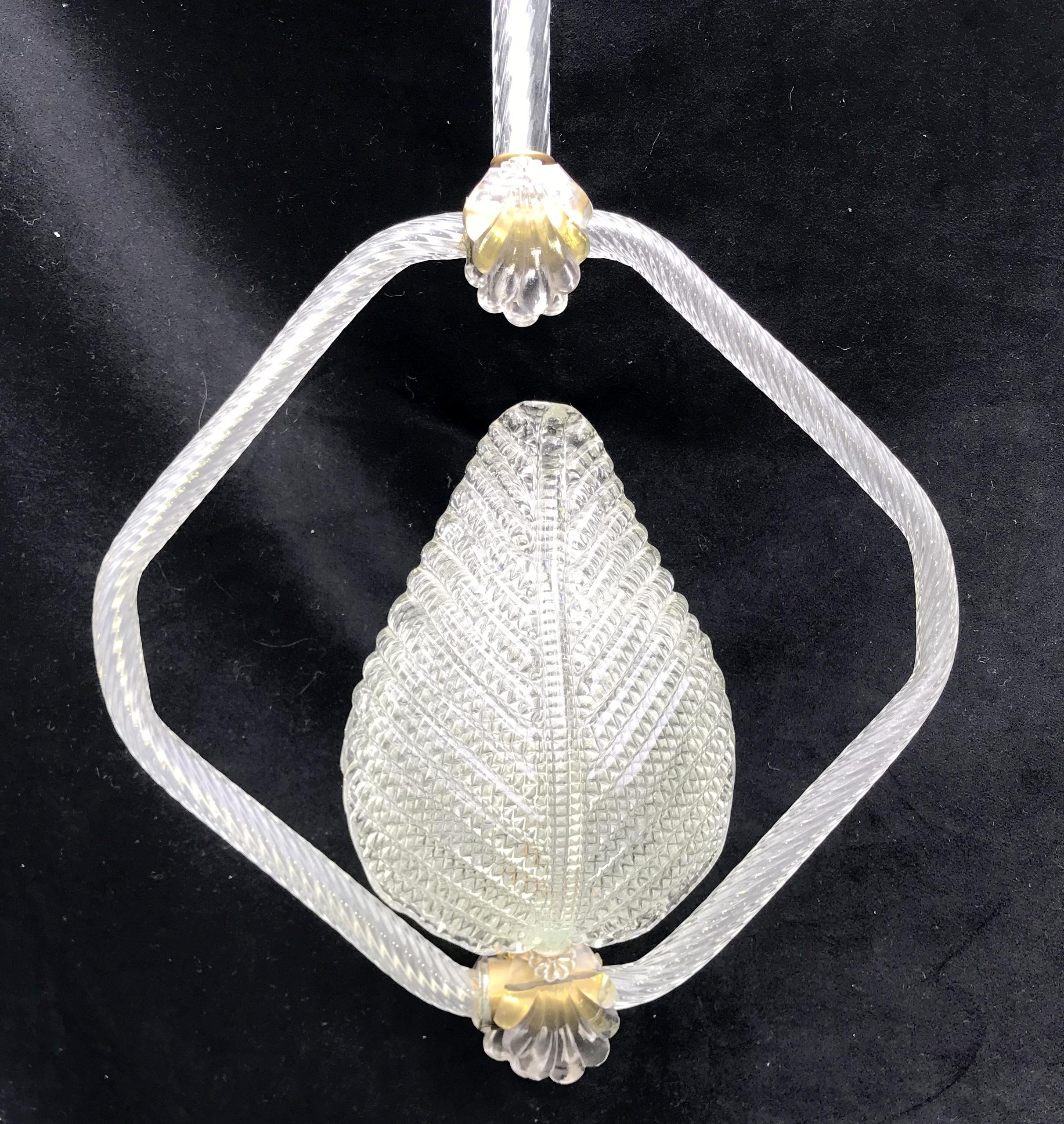 A wonderful Mid-Century Modern leaf art glass clear Murano style pendant chandelier
fitted with one Edison light that has been rewired and ready to enjoy.