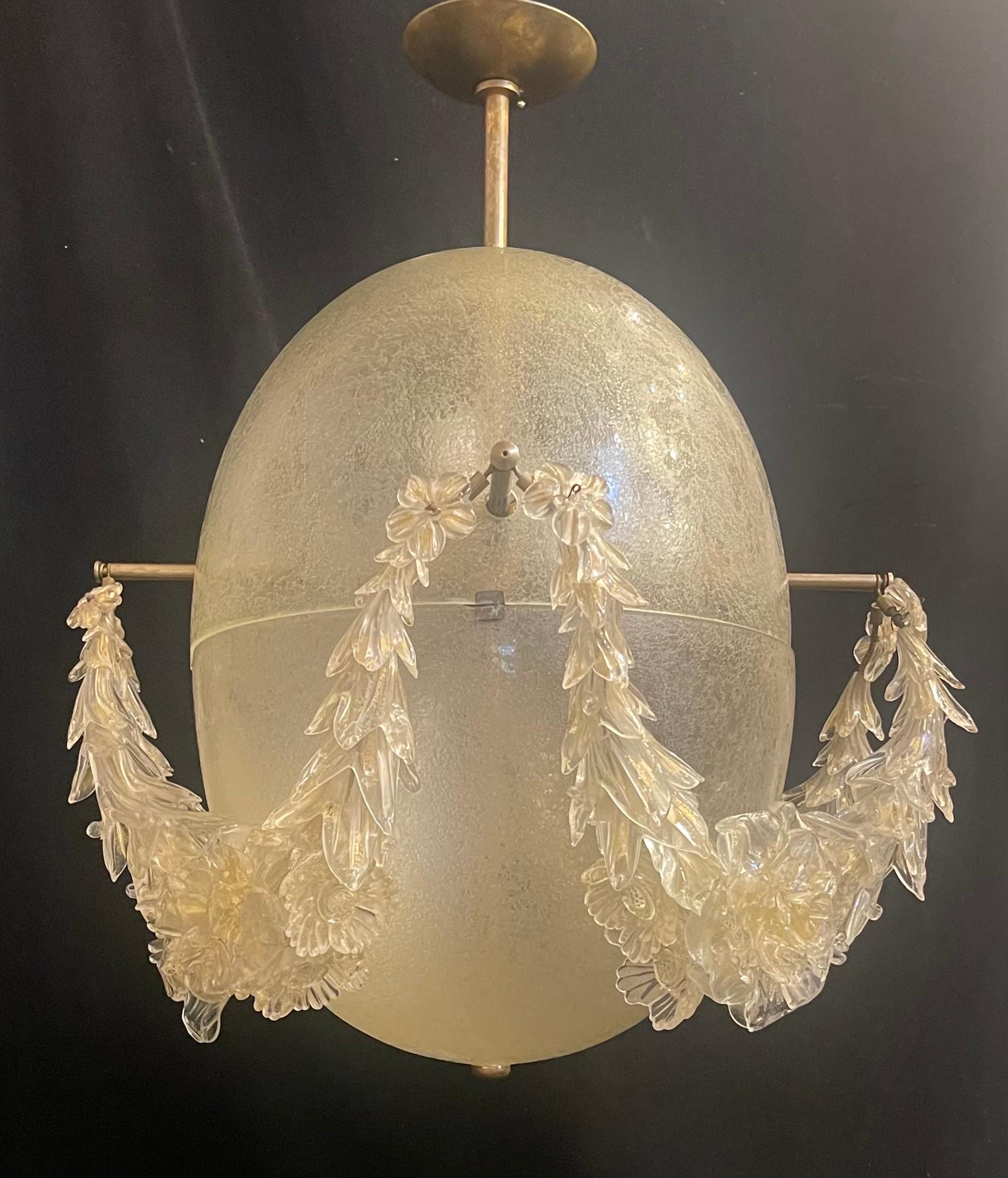Mid-Century moderno Meraviglioso lampadario a uovo a forma di fiore in vetro di Murano, moderno e di metà secolo.
