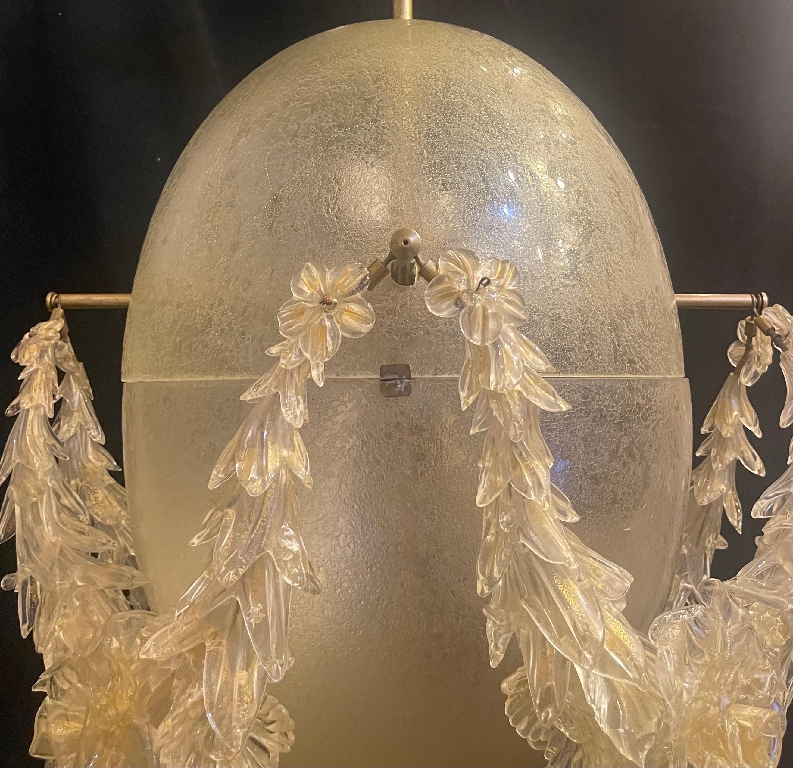 Italiano Meraviglioso lampadario a uovo a forma di fiore in vetro di Murano, moderno e di metà secolo.
