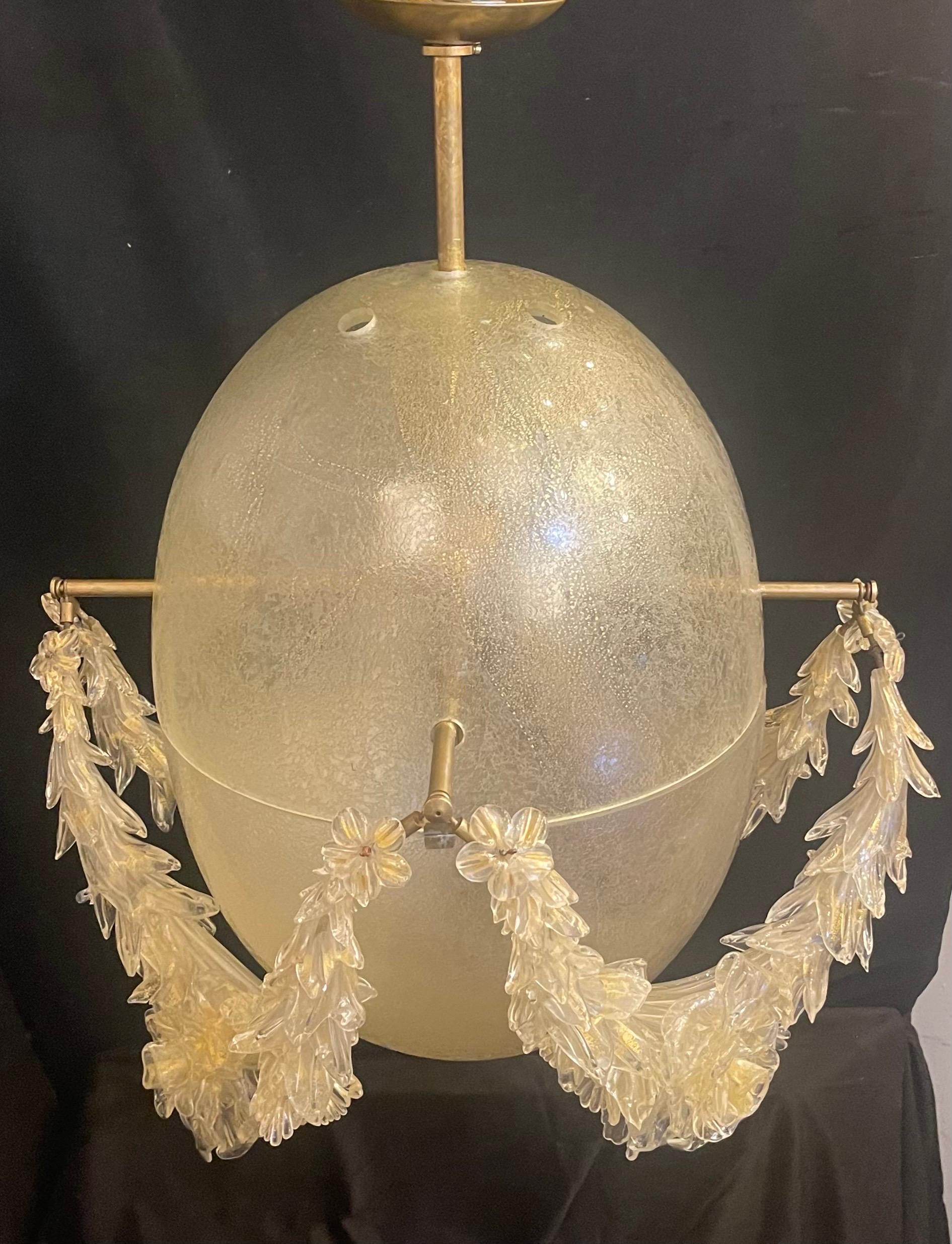 Meraviglioso lampadario a uovo a forma di fiore in vetro di Murano, moderno e di metà secolo. In condizioni buone a Roslyn, NY