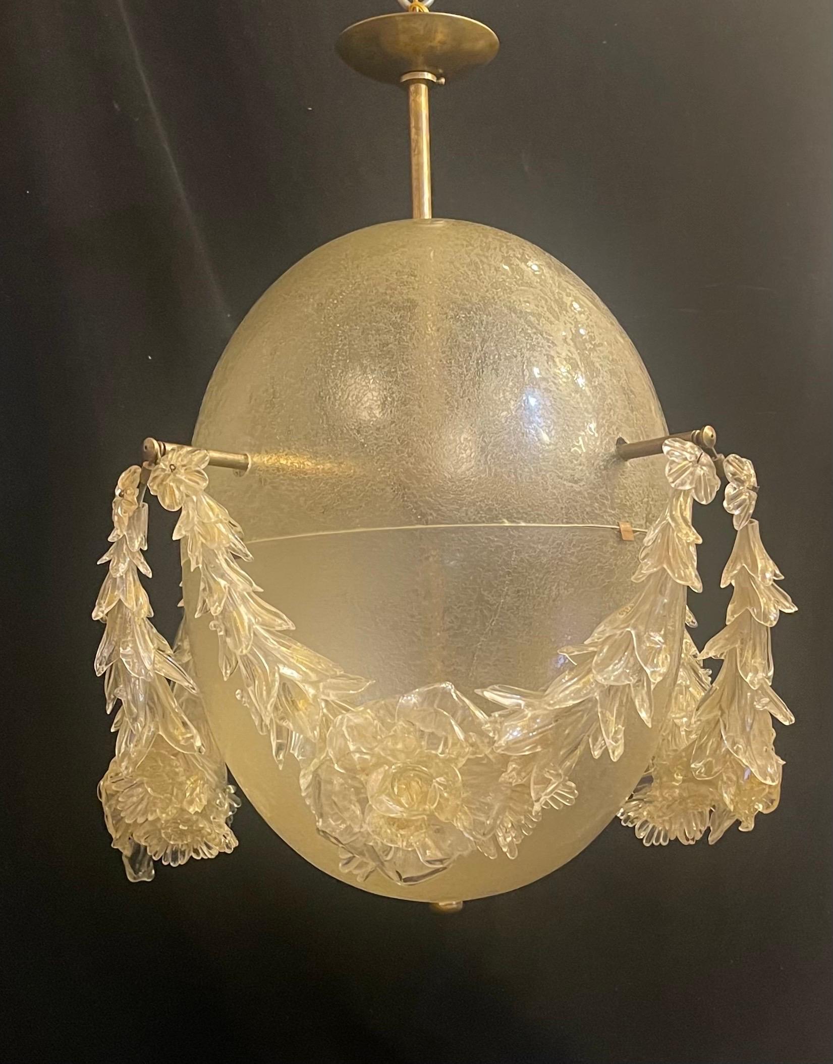 Ottone Meraviglioso lampadario a uovo a forma di fiore in vetro di Murano, moderno e di metà secolo.