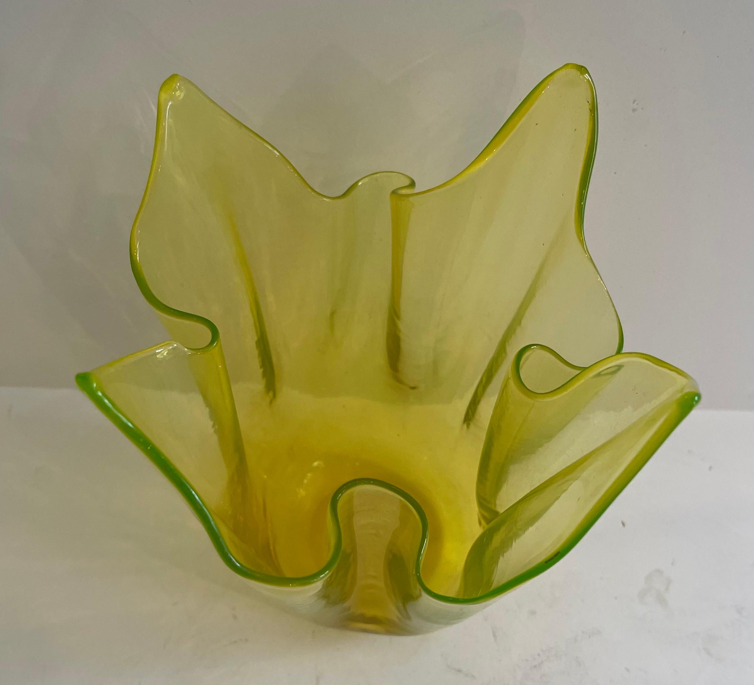 Mid-Century Modern Merveilleux vase en verre d'art soufflé jaune moulé de Murano, de style moderne du milieu du siècle dernier en vente
