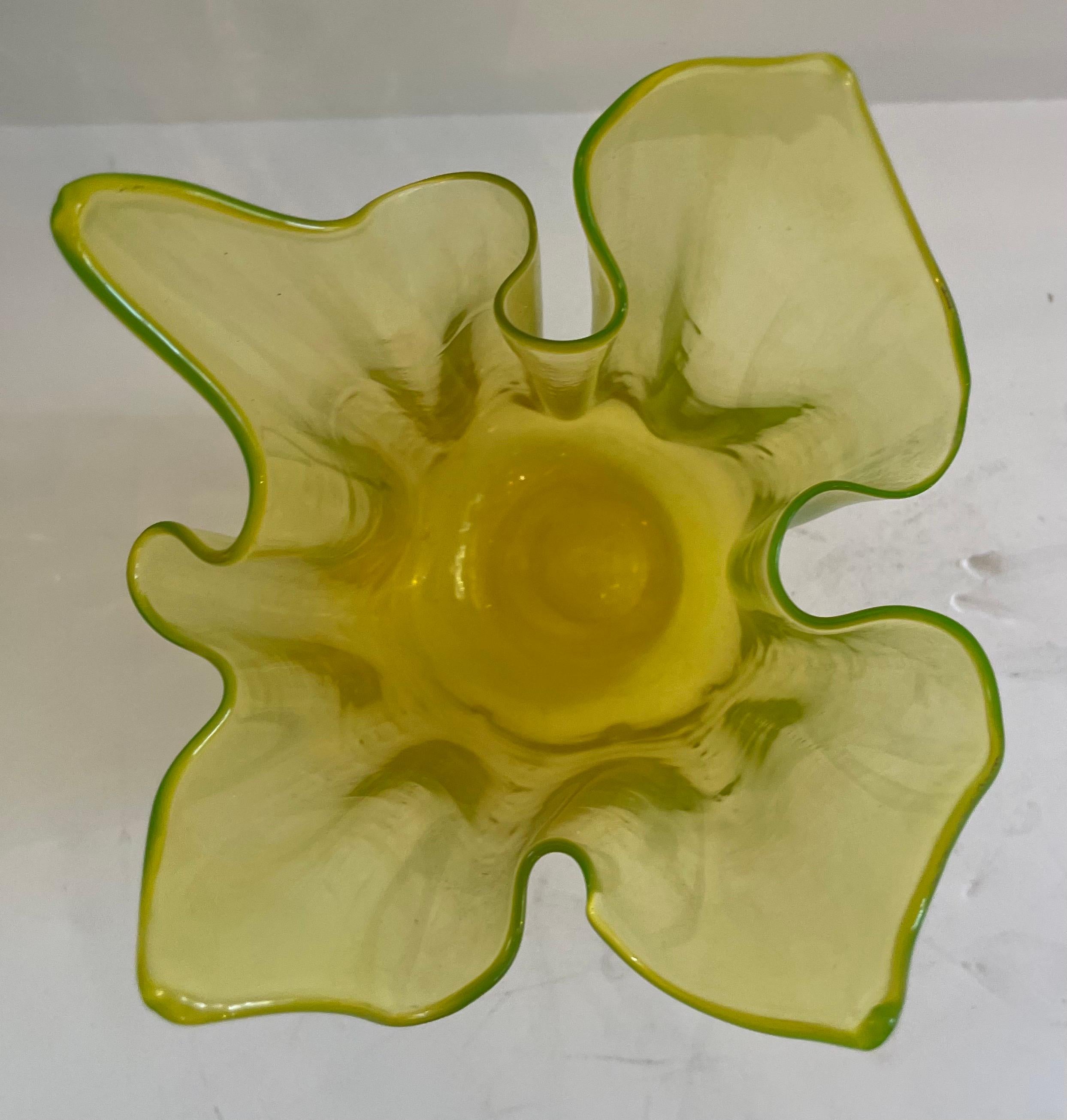 italien Merveilleux vase en verre d'art soufflé jaune moulé de Murano, de style moderne du milieu du siècle dernier en vente