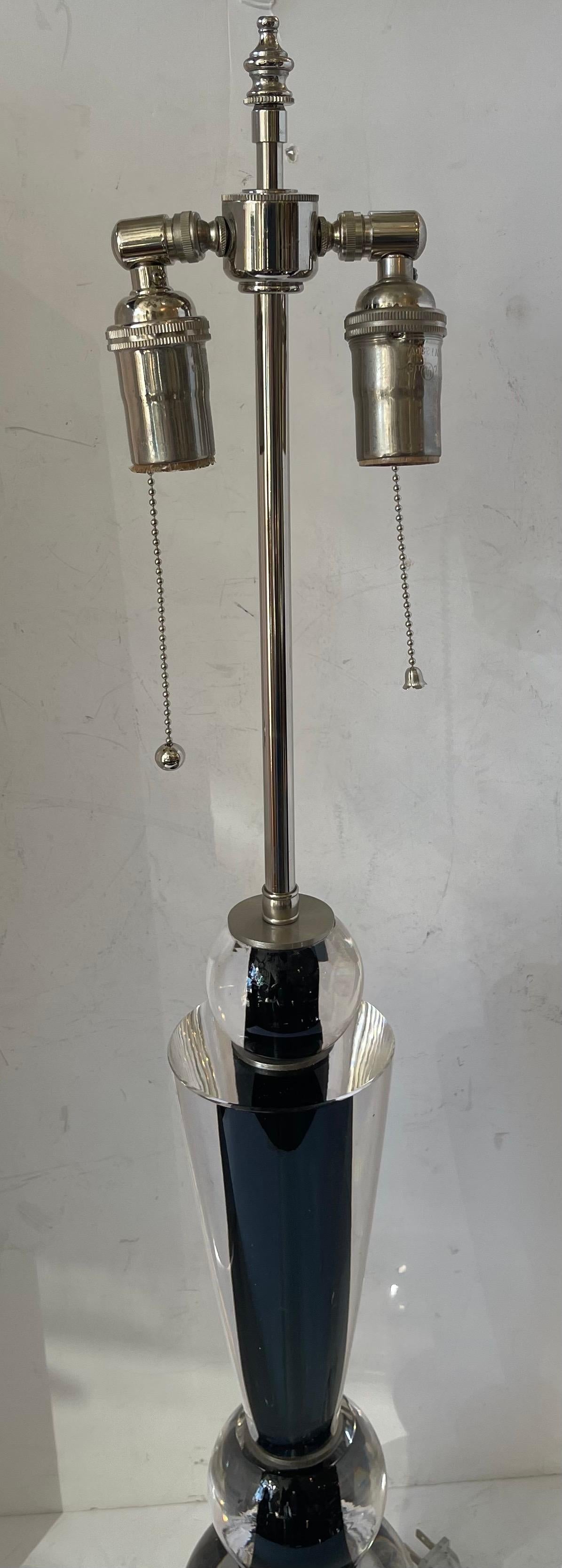 Merveilleuse lampe de table en verre clair noir de Murano / Vénitien Lorin Marsh, datant du milieu du siècle dernier, recâblée avec deux douilles en nickel Edison.
L'autocollant original de la salle d'exposition est encore attaché avec le numéro