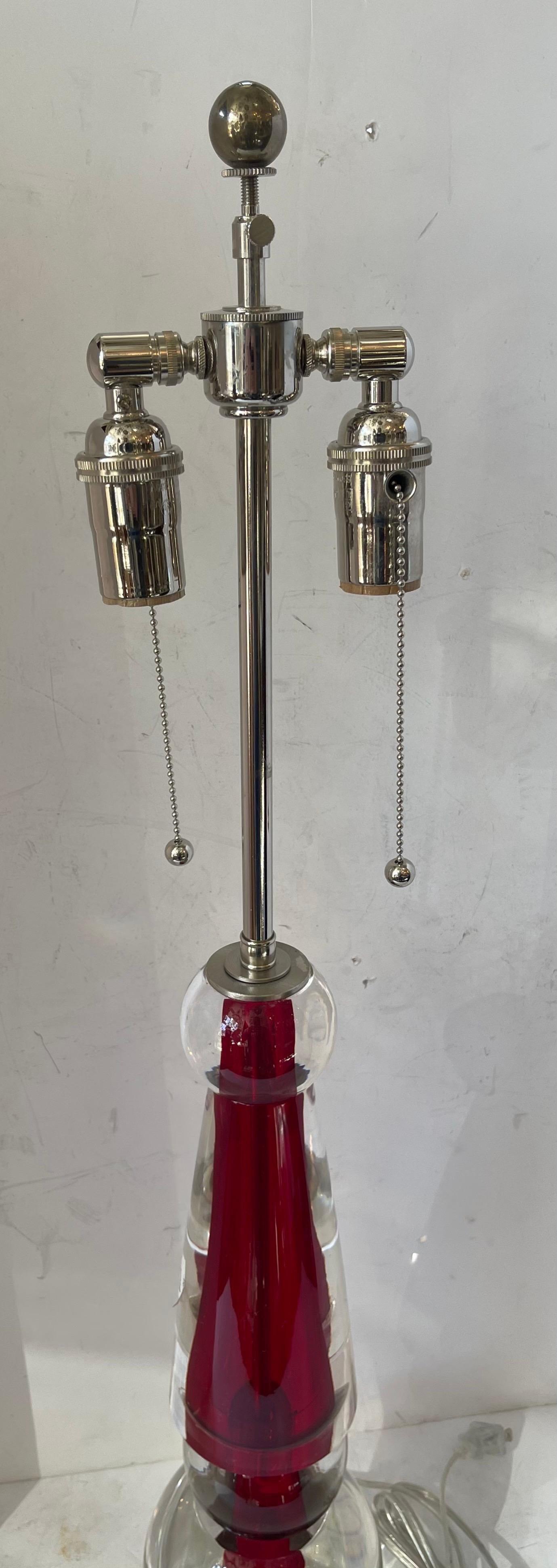 Merveilleuse lampe de table en verre clair rouge de Murano / Vénitien Lorin Marsh, datant du milieu du siècle dernier, recâblée avec deux douilles en nickel Edison.
L'autocollant original de la salle d'exposition est toujours présent avec le prix de
