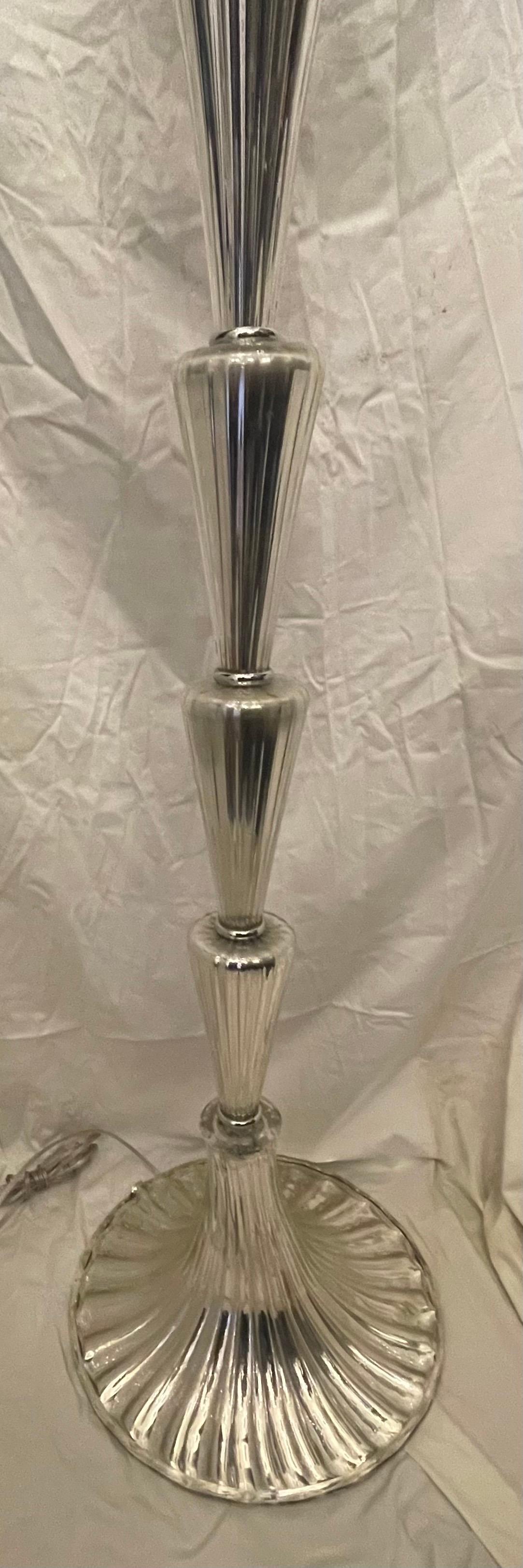 Merveilleux lampadaire en verre argenté vénitien Murano de Lorin Marsh, datant du milieu du siècle dernier, entièrement recâblé avec une nouvelle douille Edison à deux lumières en nickel poli.