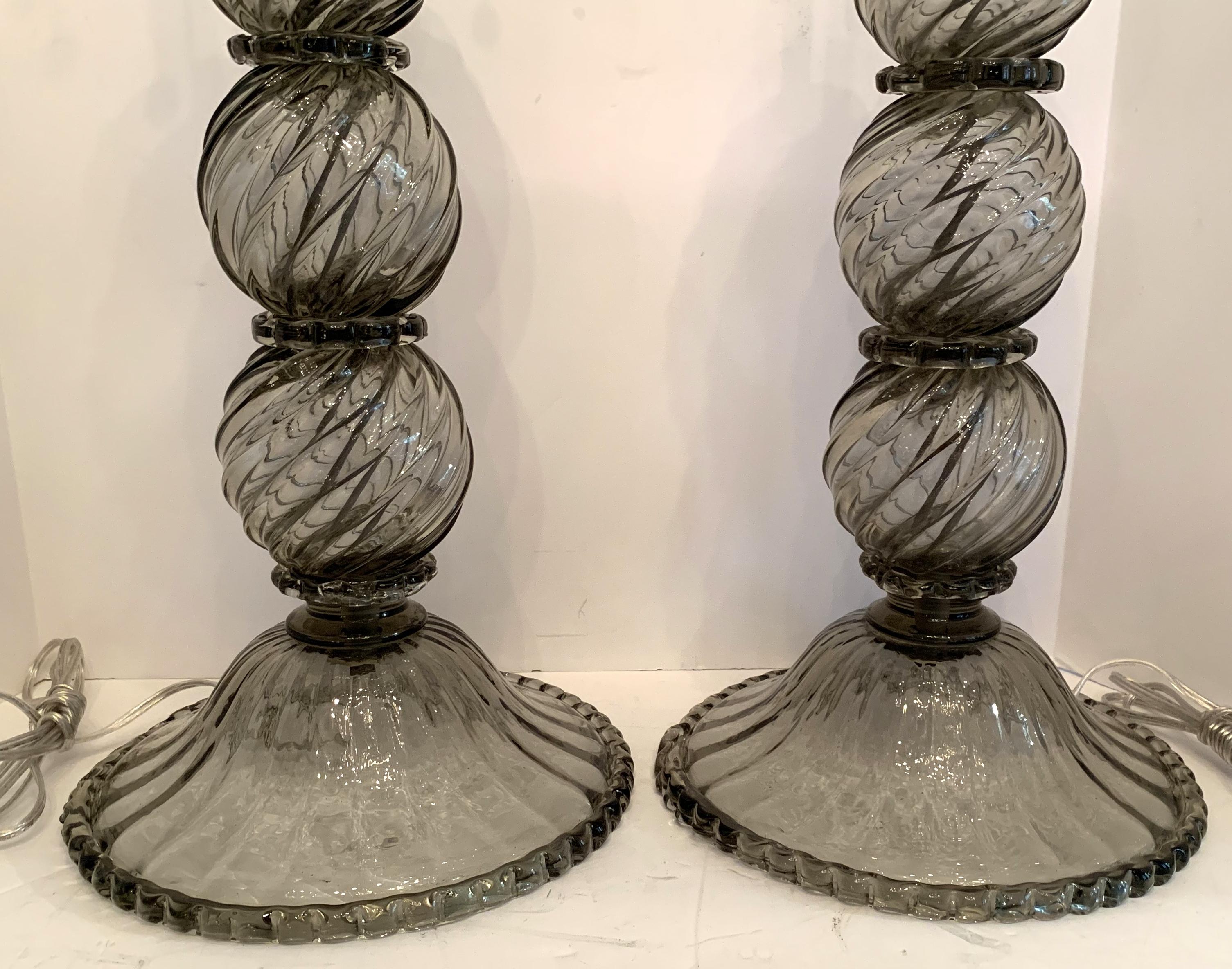 Merveilleuse paire de lampes Art Déco italiennes en verre de Murano en forme de tourbillon de style mi-siècle moderne Bon état - En vente à Roslyn, NY
