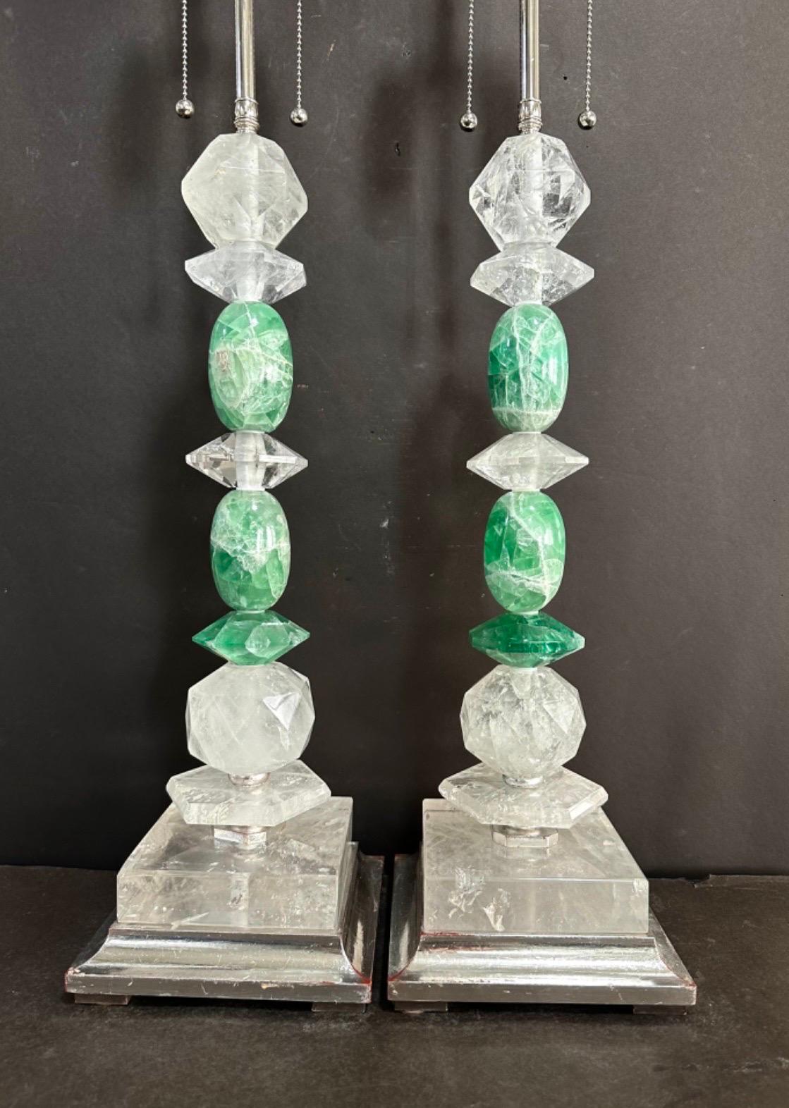 Paire de lampes de table en cristal de roche et quartz vert avec dorure argentée, de style moderne du milieu du siècle dernier
Mesures :  H 33