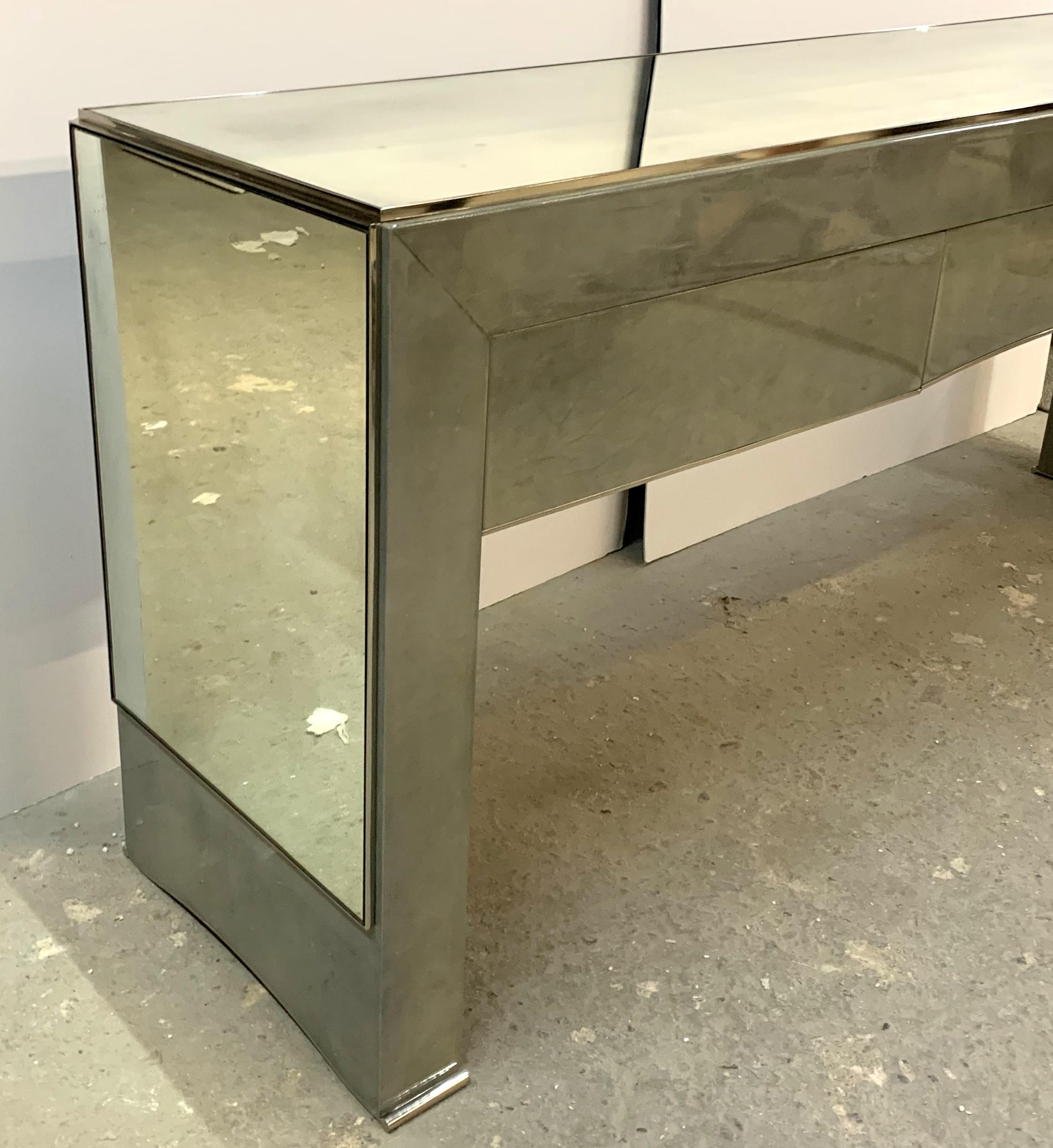 Mid-Century Modern Merveilleuse table console moderne mi-siècle en nickel avec miroir en peau de chèvre douce et pastel en vente