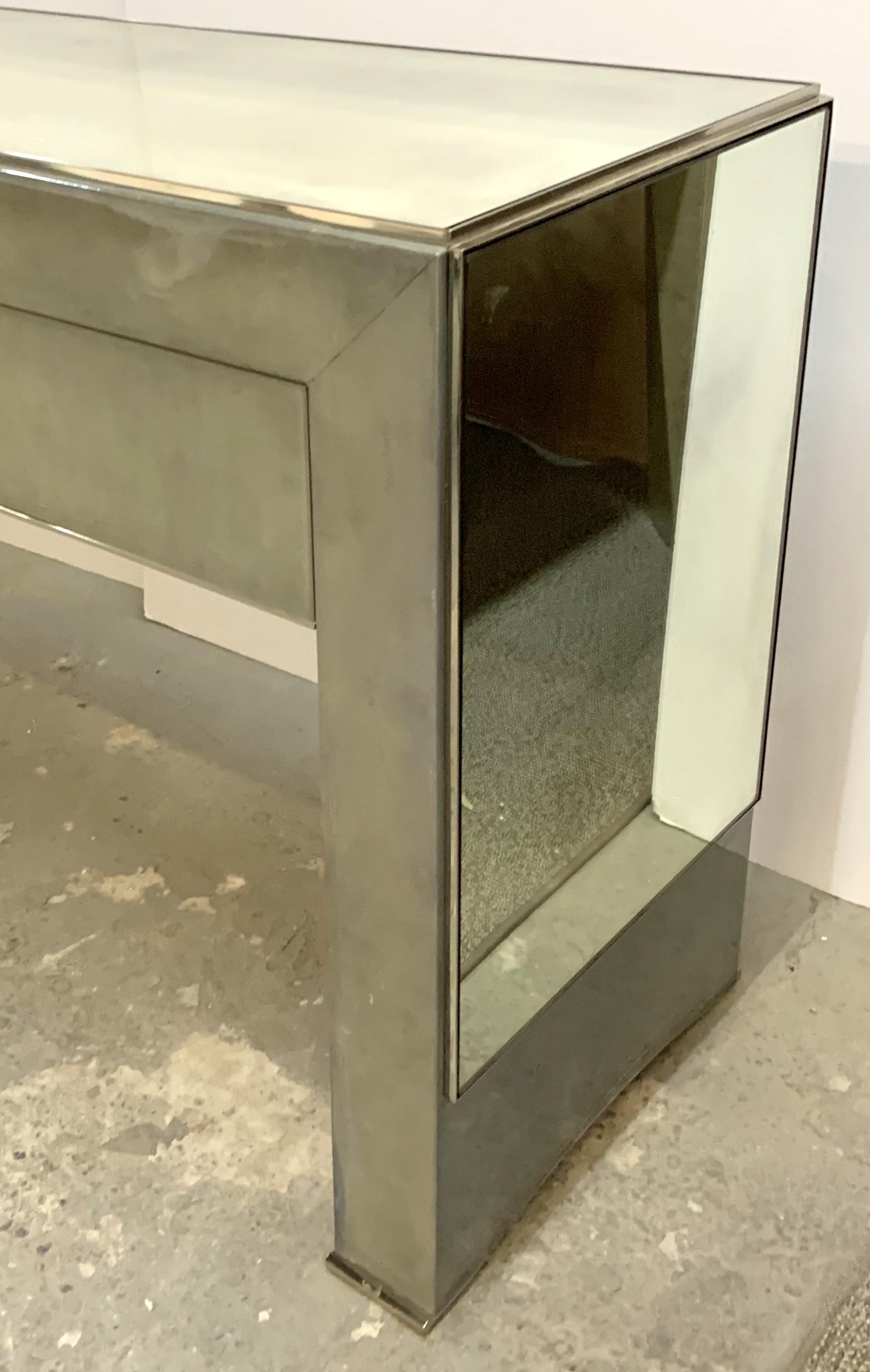 Poli Merveilleuse table console moderne mi-siècle en nickel avec miroir en peau de chèvre douce et pastel en vente