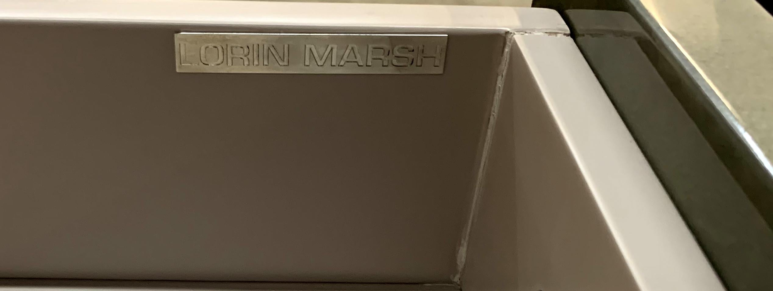 Cuir de chèvre Merveilleuse table console moderne mi-siècle en nickel avec miroir en peau de chèvre douce et pastel en vente