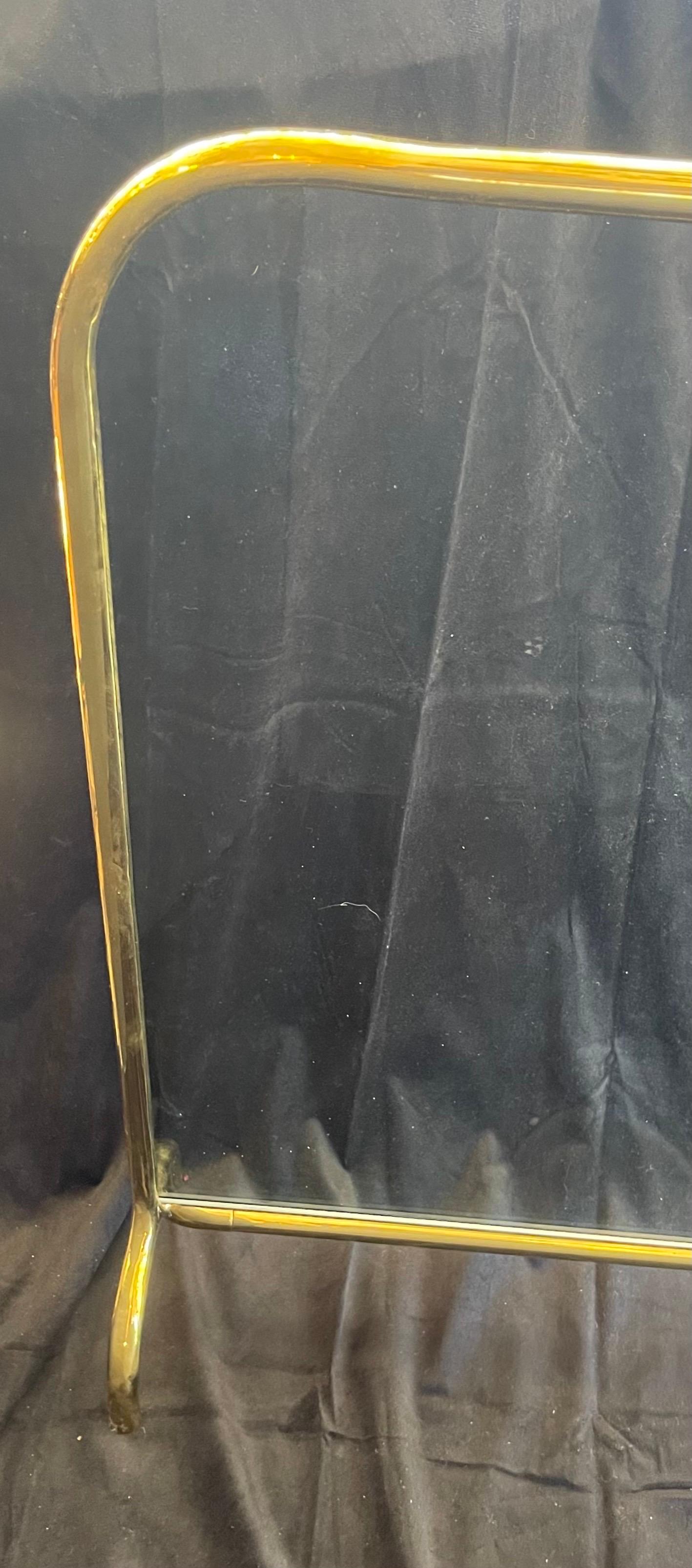 Maravillosa Pantalla de latón pulido para chimenea de inserción de vidrio moderna de mediados de siglo Estadounidense en venta