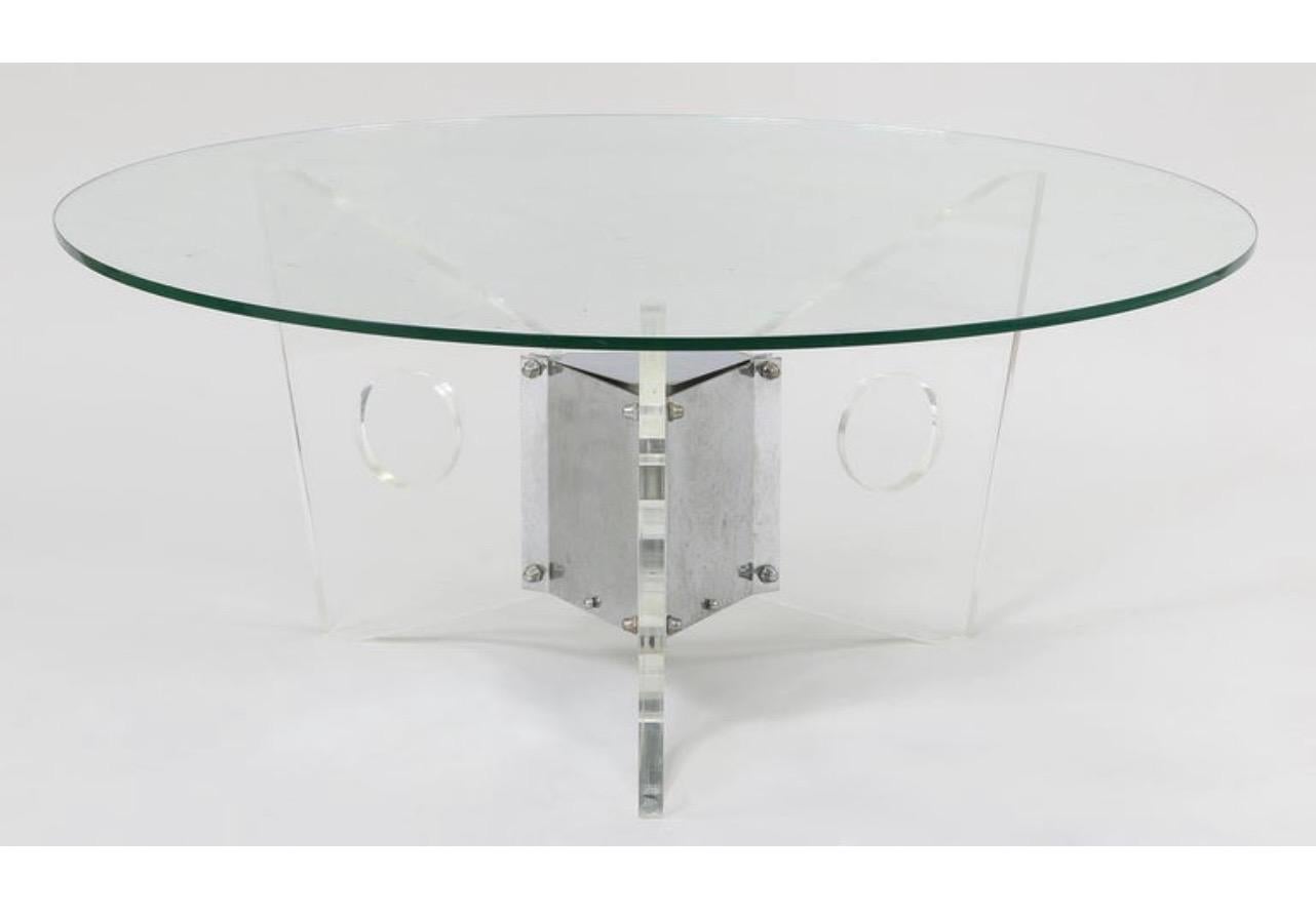 Merveilleuse table basse ronde moderne du milieu du siècle dernier avec plateau en verre, base en chrome et lucite Bon état - En vente à Roslyn, NY