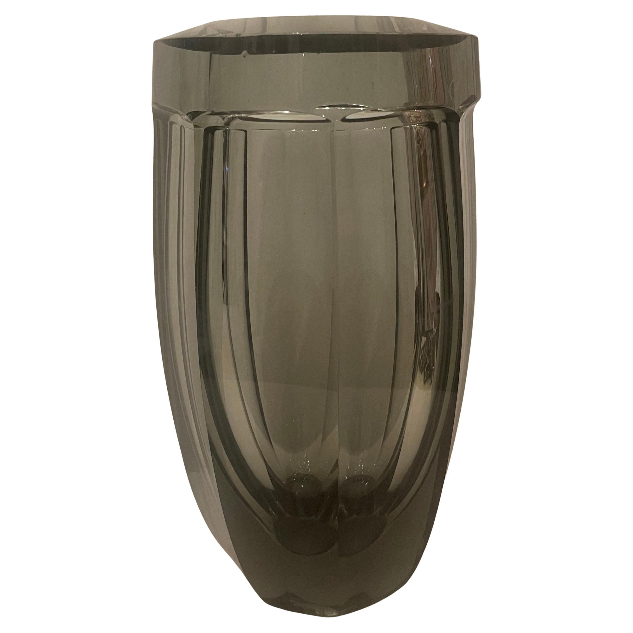 Merveilleux vase à panneaux épais et lourds en verre d'art / cristal fumé moderne du milieu du siècle attribué à Baccarat.