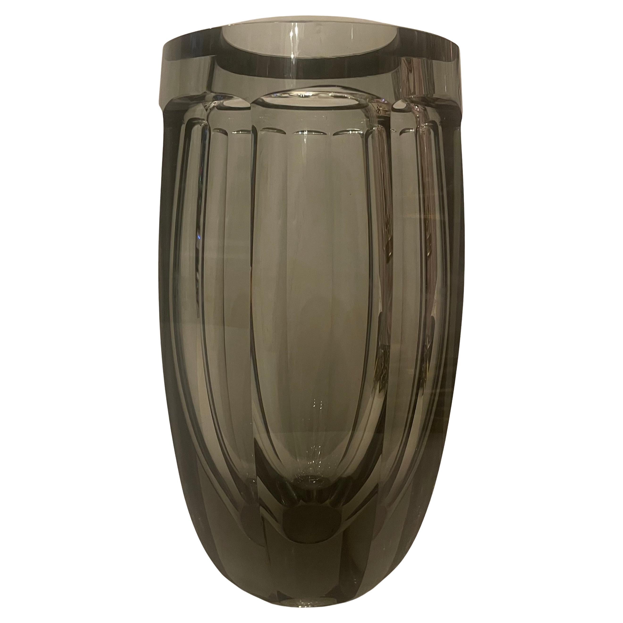 Moderne Merveilleux vase à panneaux épais en cristal d'art fumé moderne du milieu du siècle dernier en vente