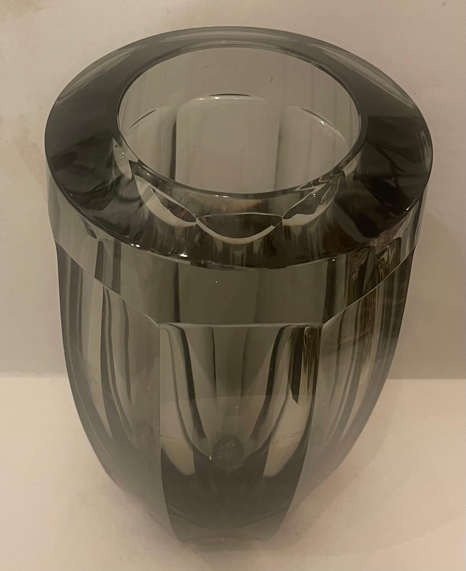 Merveilleux vase à panneaux épais en cristal d'art fumé moderne du milieu du siècle dernier Bon état - En vente à Roslyn, NY