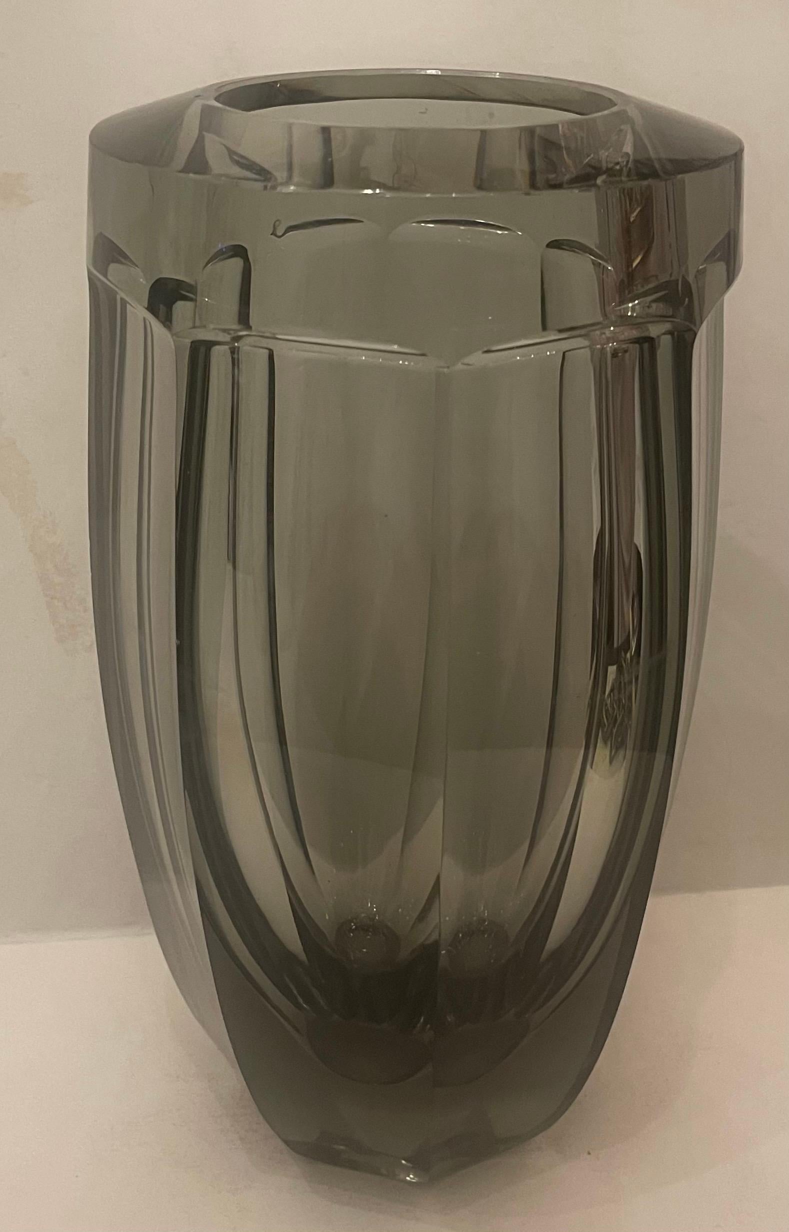 20ième siècle Merveilleux vase à panneaux épais en cristal d'art fumé moderne du milieu du siècle dernier en vente