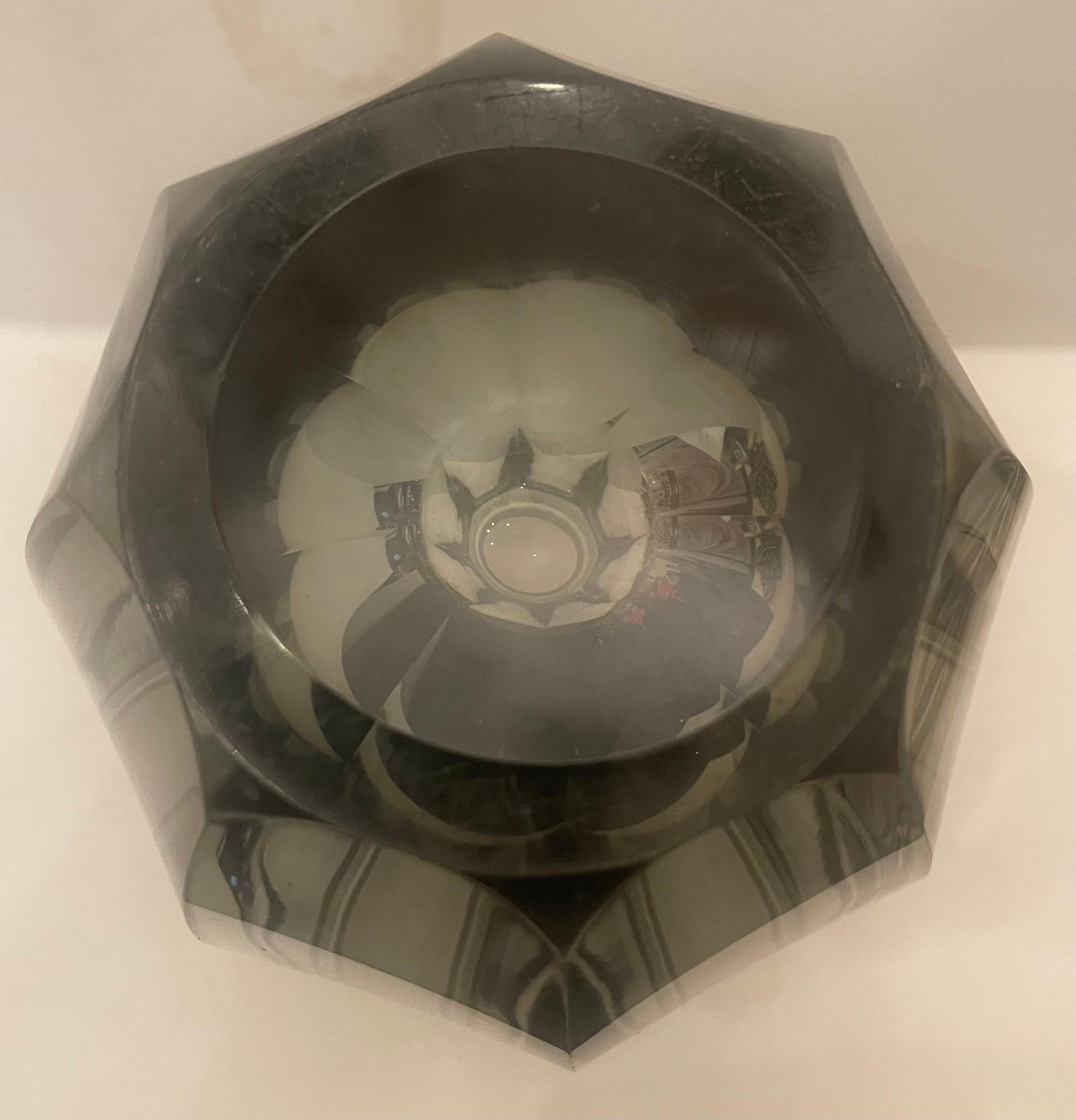 Cristal Merveilleux vase à panneaux épais en cristal d'art fumé moderne du milieu du siècle dernier en vente