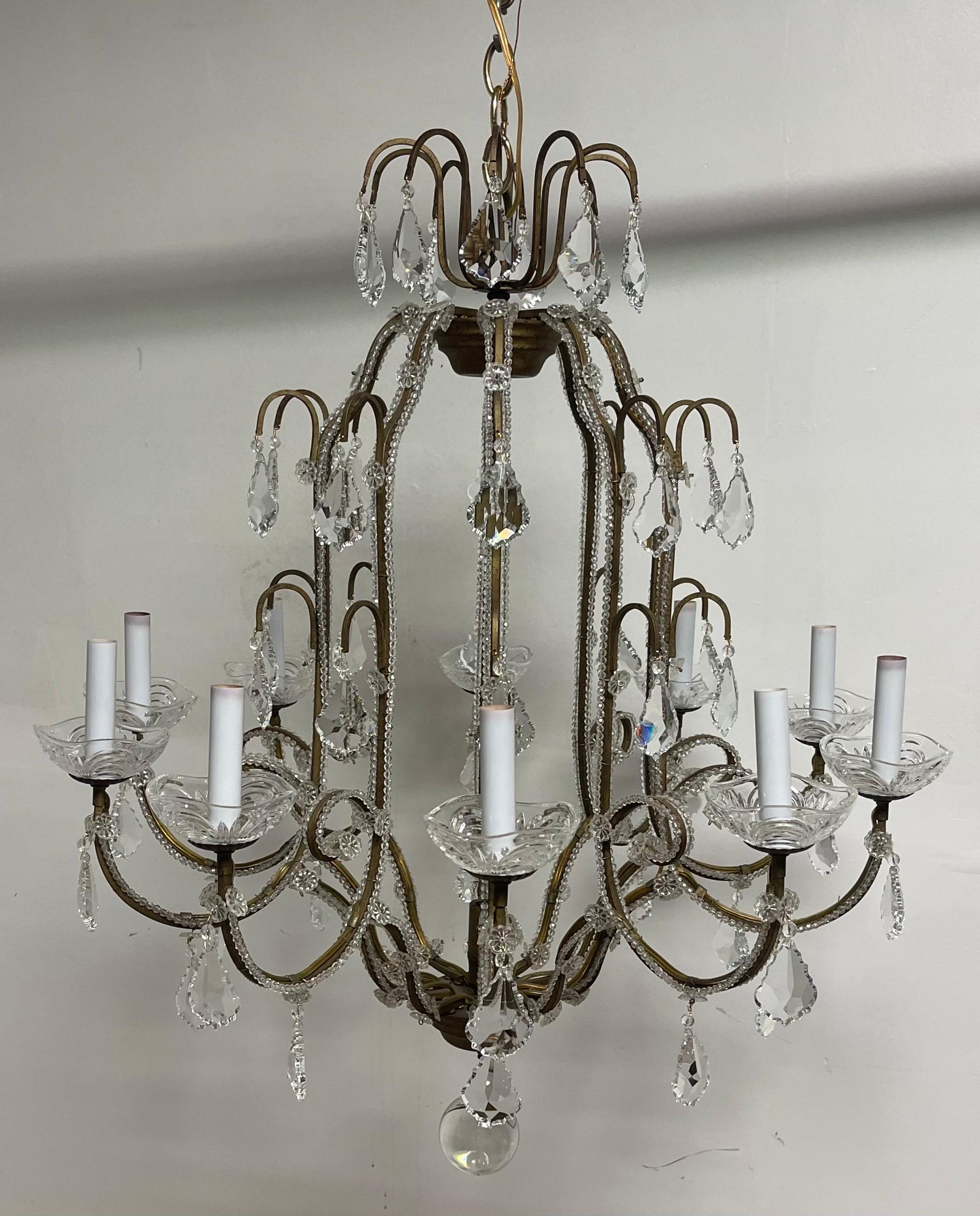Meraviglioso lampadario di cristallo veneziano a 10 bracci e un candelabro centrale, con braccio in rilievo, della modernità di metà secolo. 