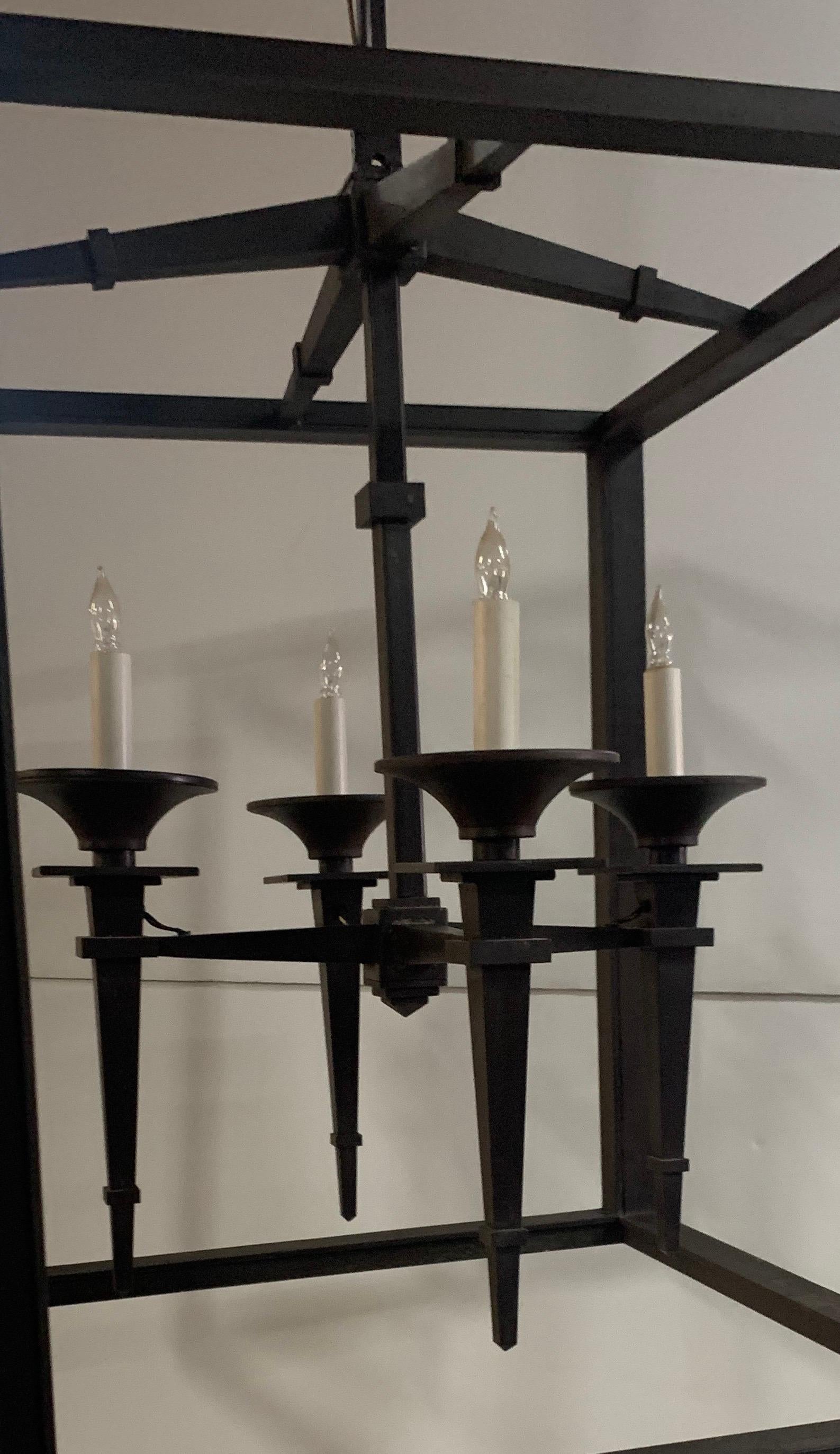 Patiné Merveilleux ensemble de trois grandes lanternes en fer et bronze de style Art déco moderne et élégant du milieu du siècle dernier en vente