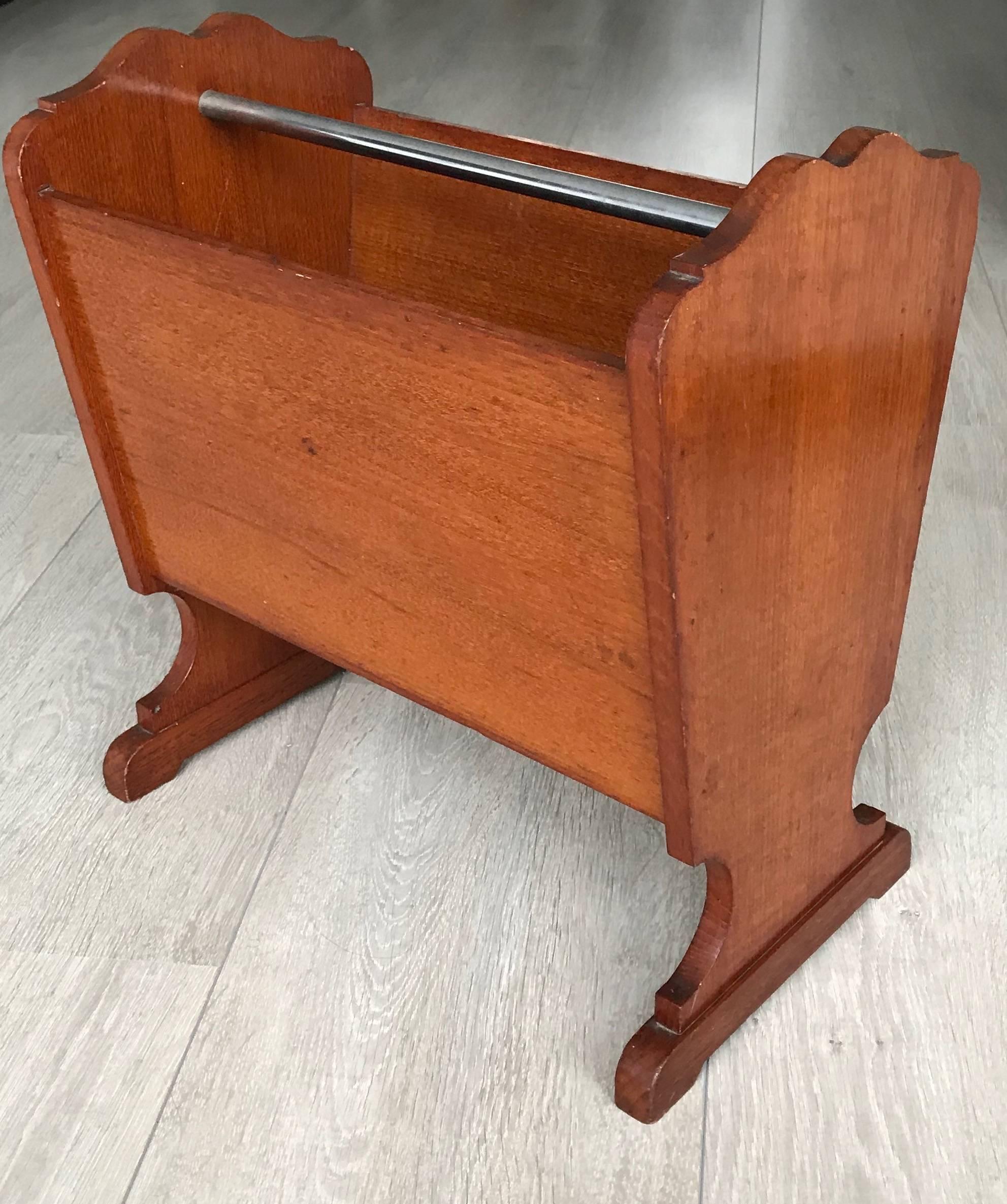 Practical stand with an aesthetically pleasing shape from circa 1950.

If you are looking for a practical size and beautiful shape stand to keep your newspapers or magazines then this midcentury specimen could be perfect for you. Because it is