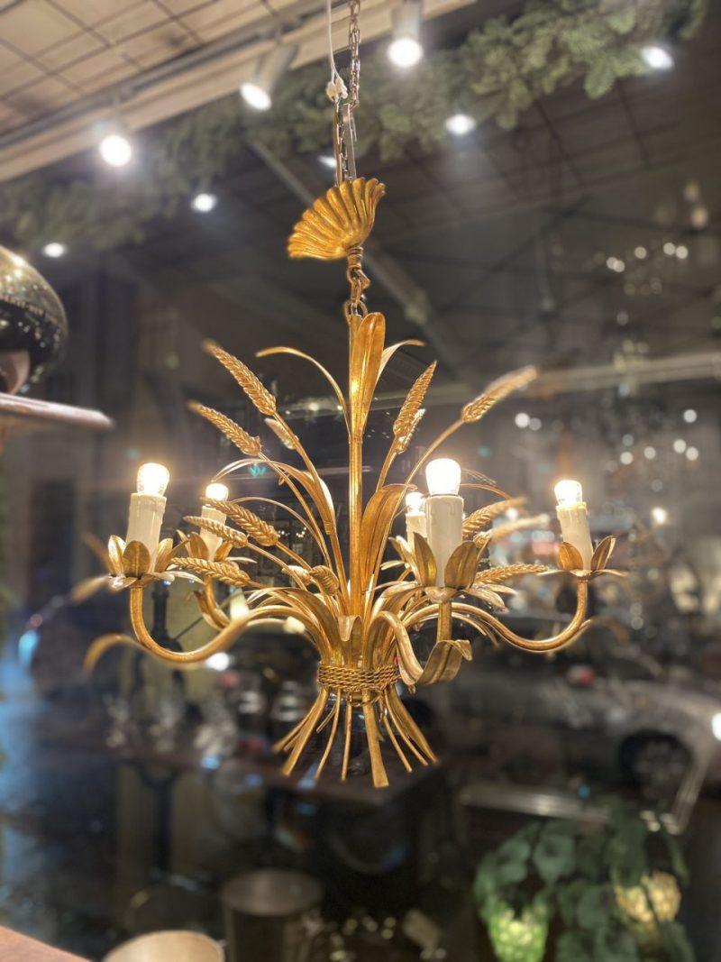Fabulous and sophisticated midcentury gilded iron chandelier, hand crafted, and produced in Italy around the 1950s.

Formed to mimic a bundle of wheats sheaves with ears of corn in the centre.

5 arms for electricity, designed as crown leaf-shaped
