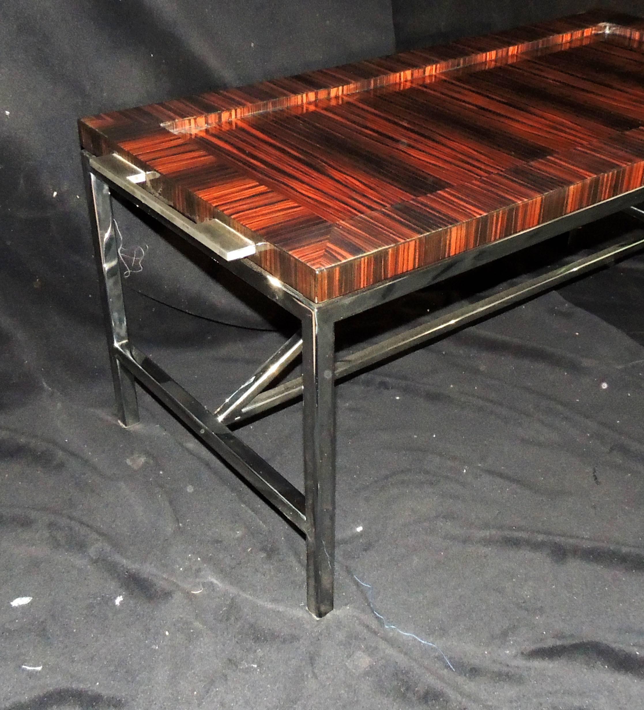 Mid-Century Modern Magnifique table basse à plateau Art Déco du milieu du siècle dernier en ébène de Macassar et nickel poli en vente