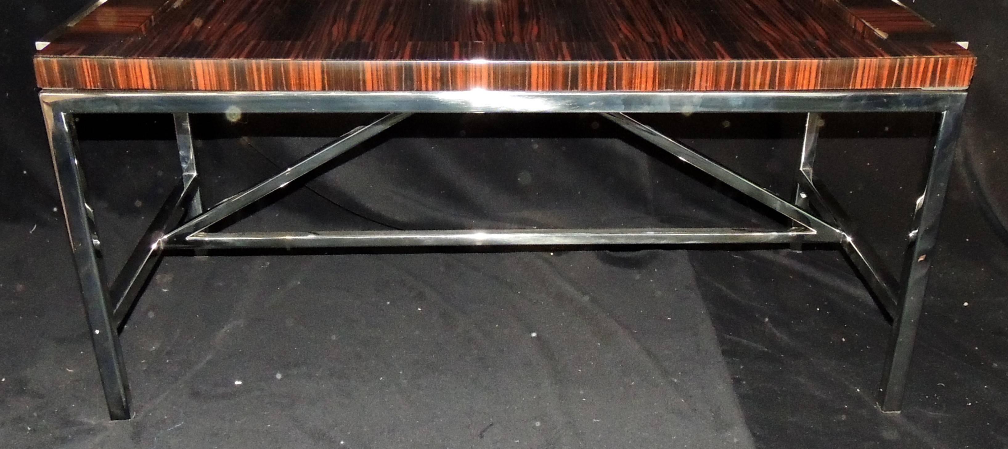 Poli Magnifique table basse à plateau Art Déco du milieu du siècle dernier en ébène de Macassar et nickel poli en vente