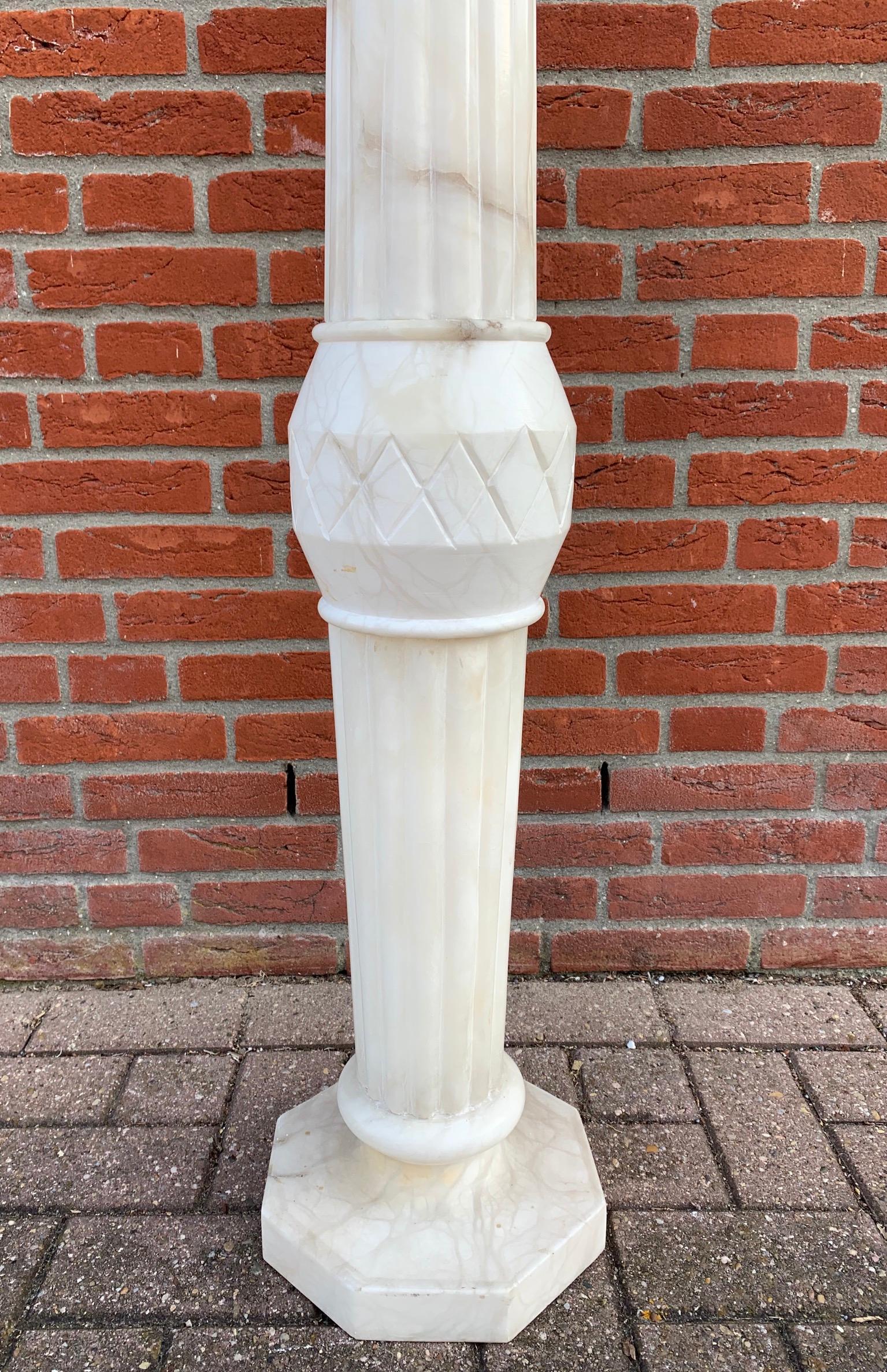 Wonderful Midcentury Made Art Deco Style Carved Alabaster Column Pedestal Stand For Sale 2