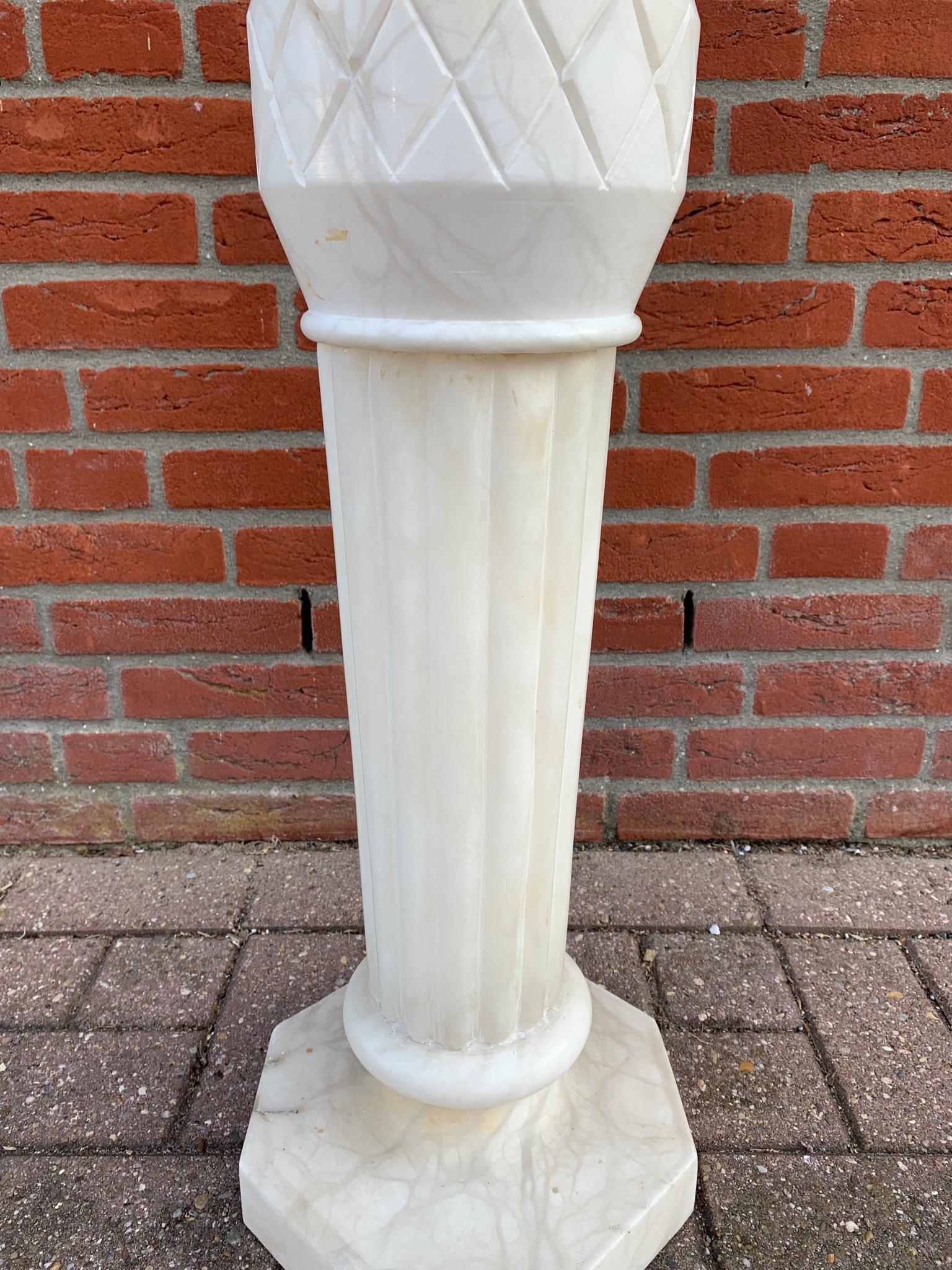 Wonderful Midcentury Made Art Deco Style Carved Alabaster Column Pedestal Stand For Sale 4