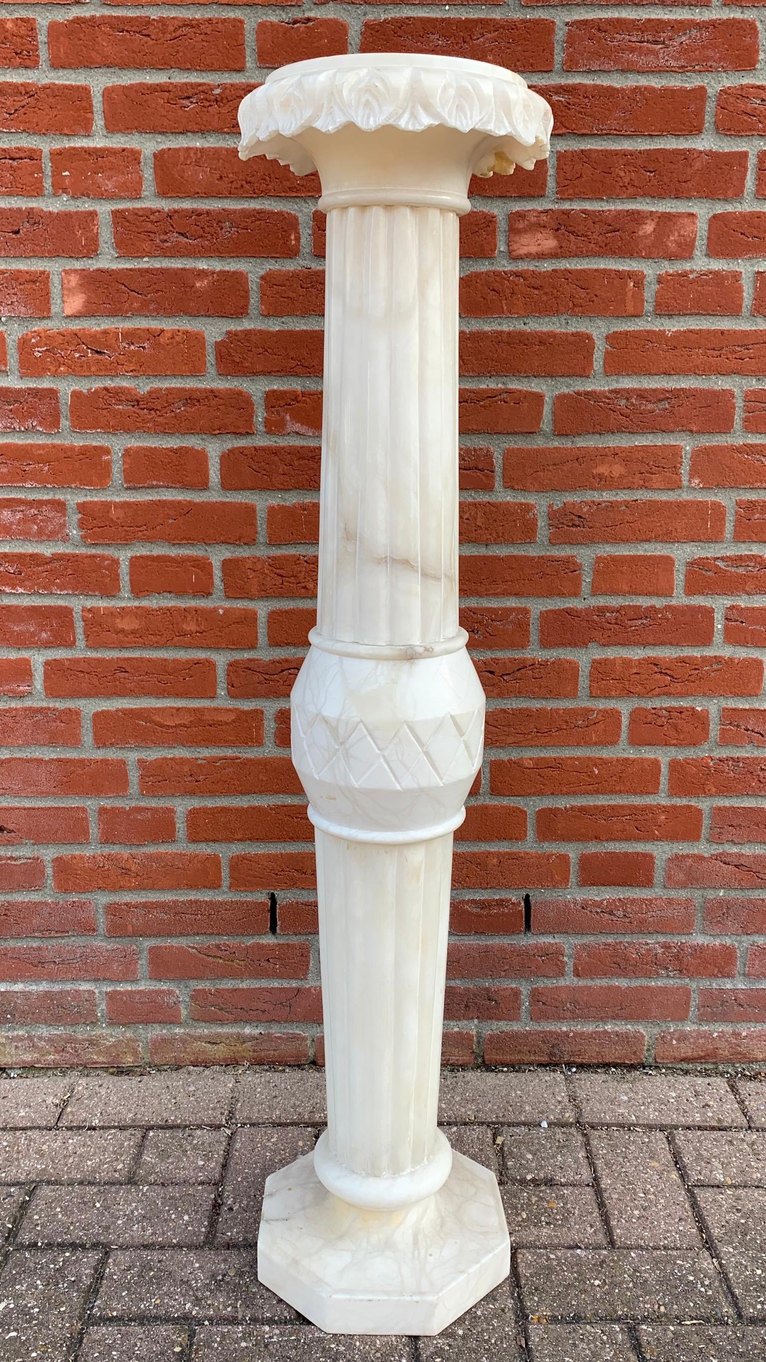 Wonderfully stylish and perfectly hand carved alabaster column for displaying a work of art.

This beautiful and classical pedestal on its octagonal base is perfect for showcasing a vase, a sculpture or a bust. Its overall shape, its cleanliness