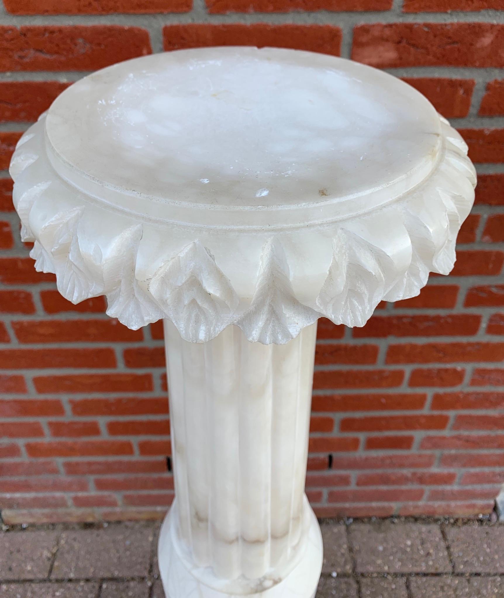 Wonderful Midcentury Made Art Deco Style Carved Alabaster Column Pedestal Stand In Good Condition For Sale In Lisse, NL
