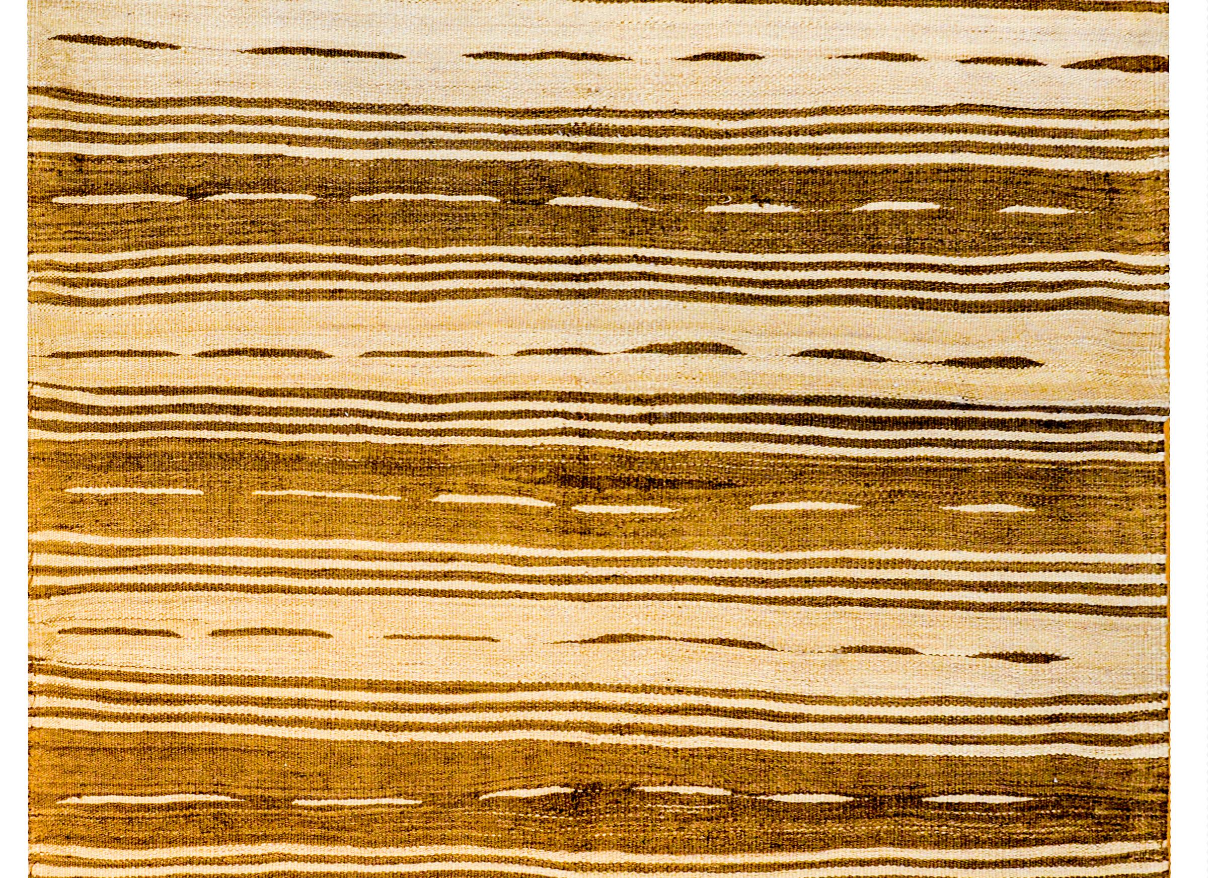 Wunderschöner Shahsevan-Kelim-Teppich aus der Mitte des Jahrhunderts (Moderne der Mitte des Jahrhunderts) im Angebot