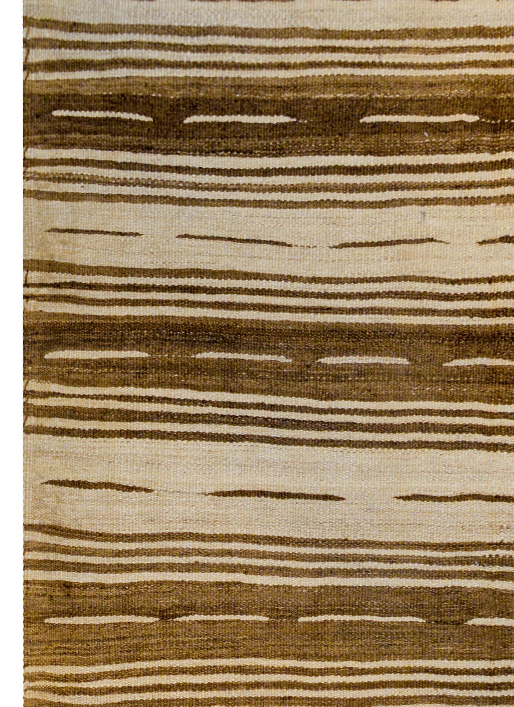 Wunderschöner Shahsevan-Kelim-Teppich aus der Mitte des Jahrhunderts im Zustand „Gut“ im Angebot in Chicago, IL