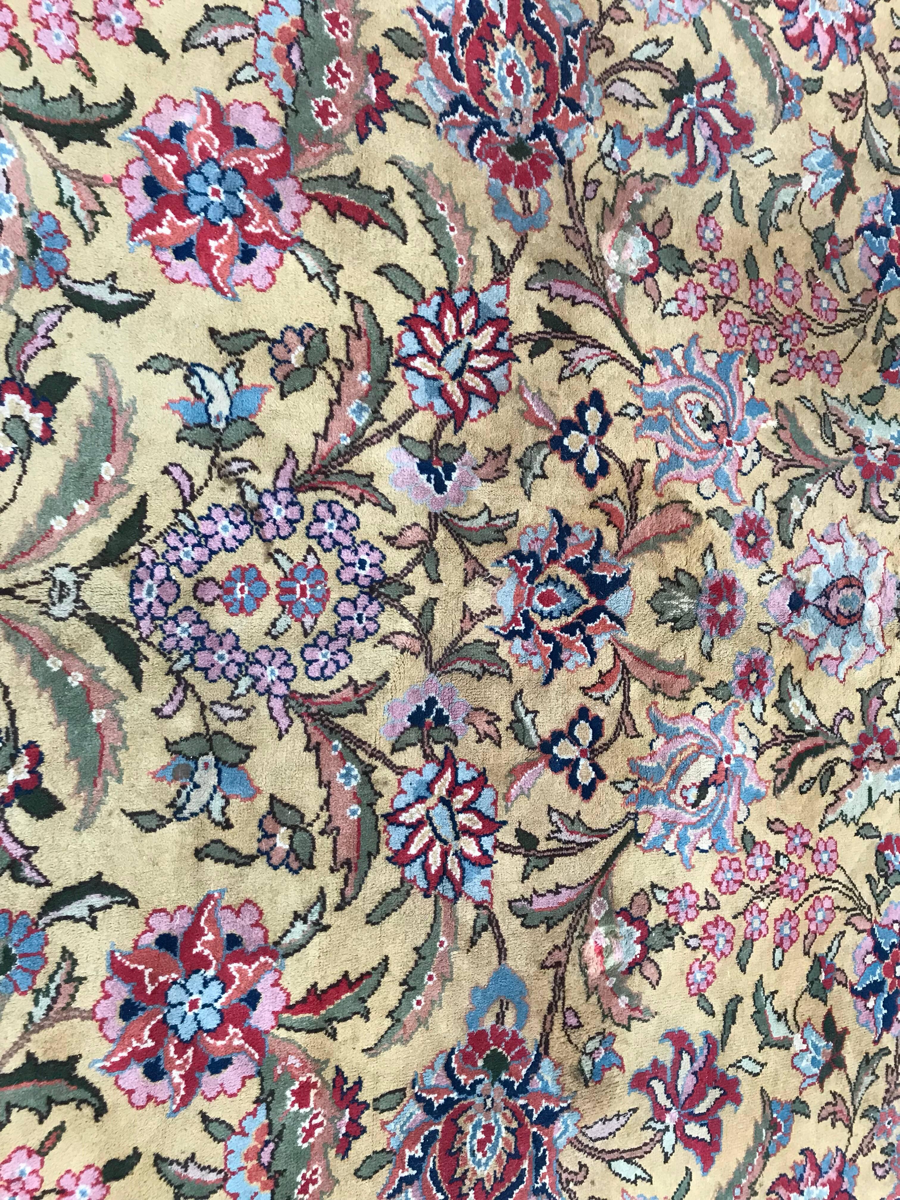 Schöne Vintage Transylvanian Teppich mit persischen Design und schöne Farben mit gelben Feld, rot, blau, grün und rosa, sehr gute Qualität vollständig von Hand mit Wolle Samt auf Baumwollbasis geknüpft.