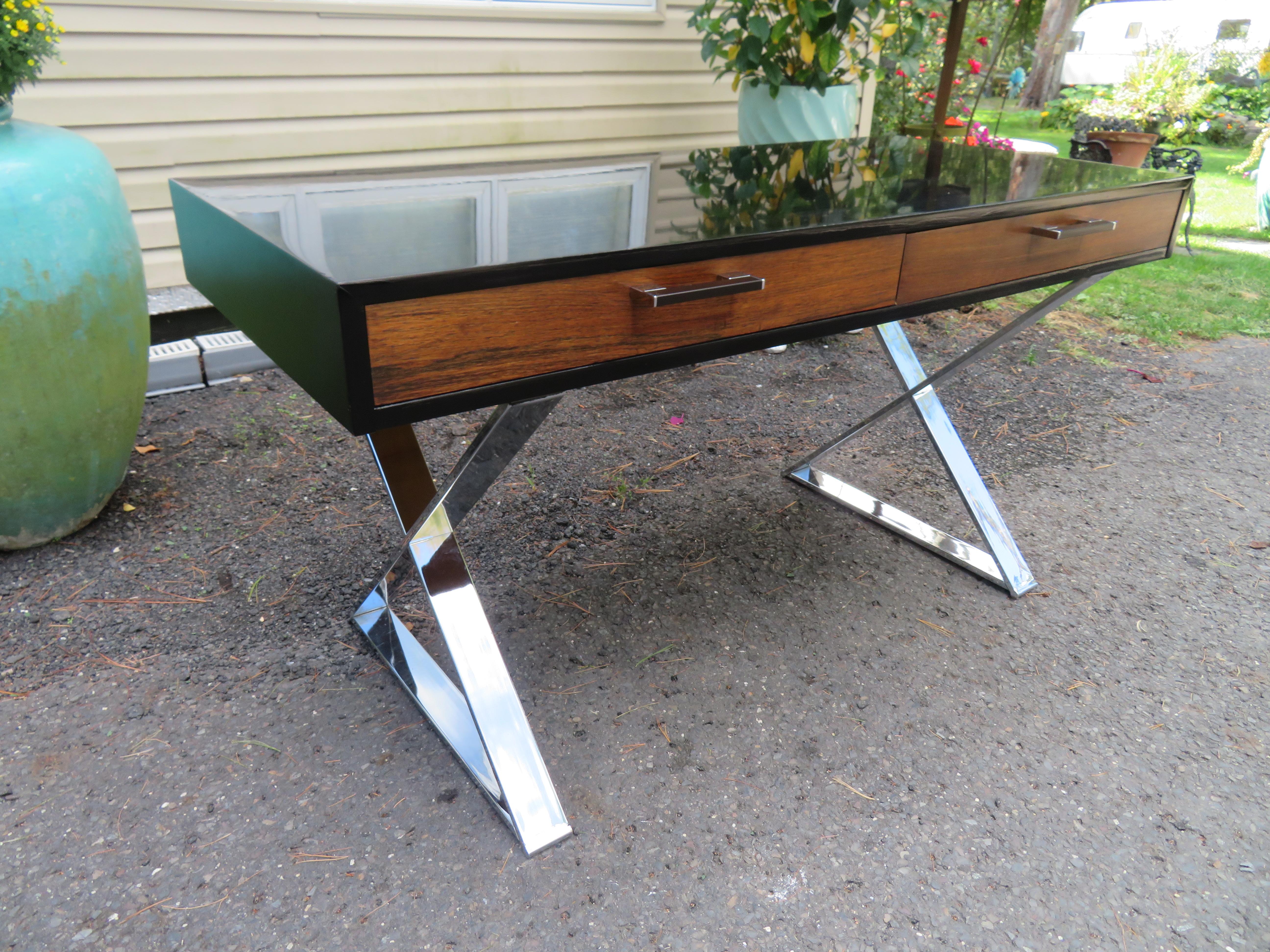 Meravigliosa scrivania in stile Milo Baughman in palissandro laccato nero con base cromata X in vendita 10