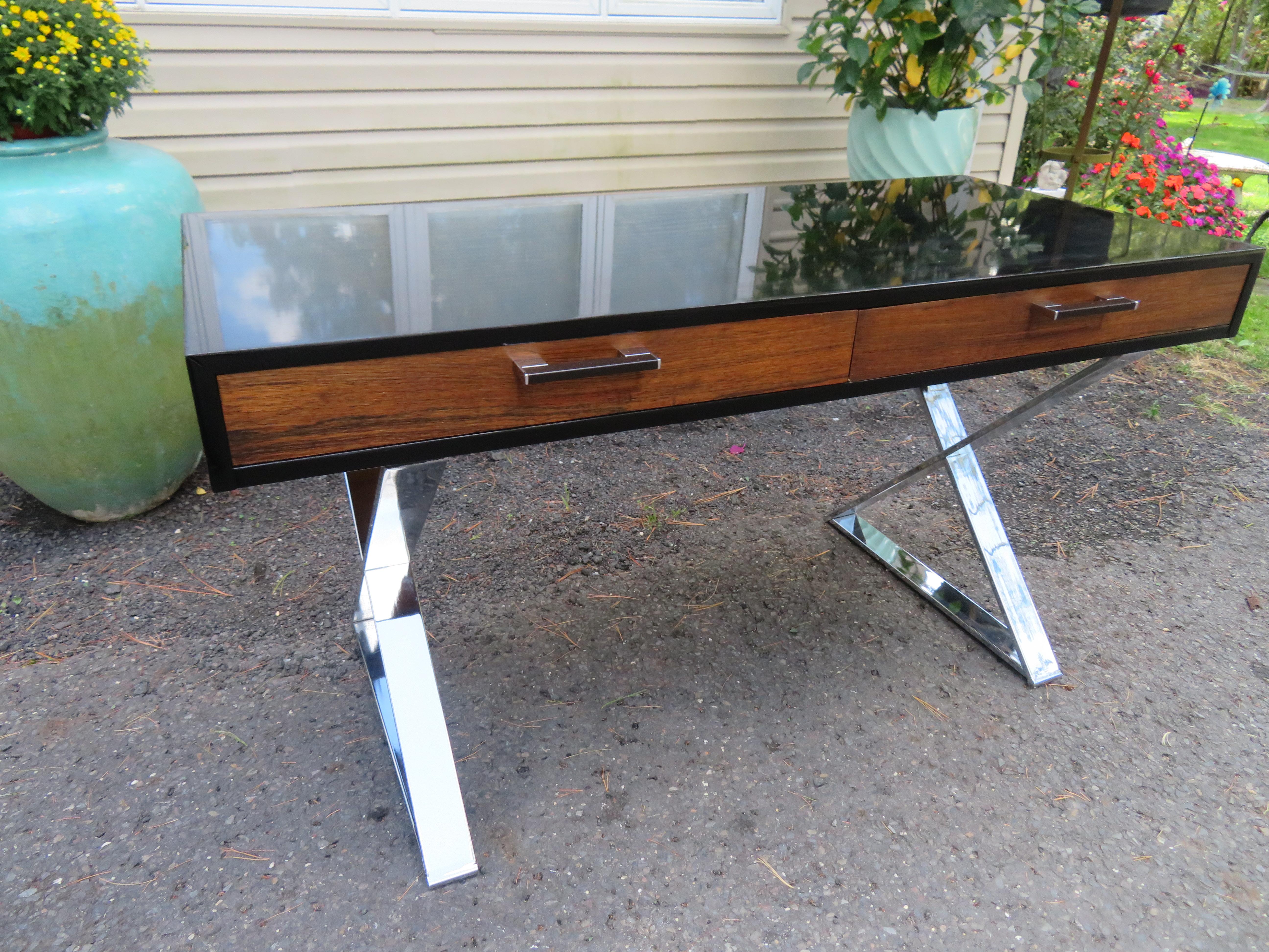 Splendida scrivania in stile Milo Baughman di West Michigan Furniture (dalla collezione 'Dimension 1') laccata in nero e palissandro con base a X cromata. Ci piace molto la finitura originale di questa scrivania, con una finitura lucida e brillante