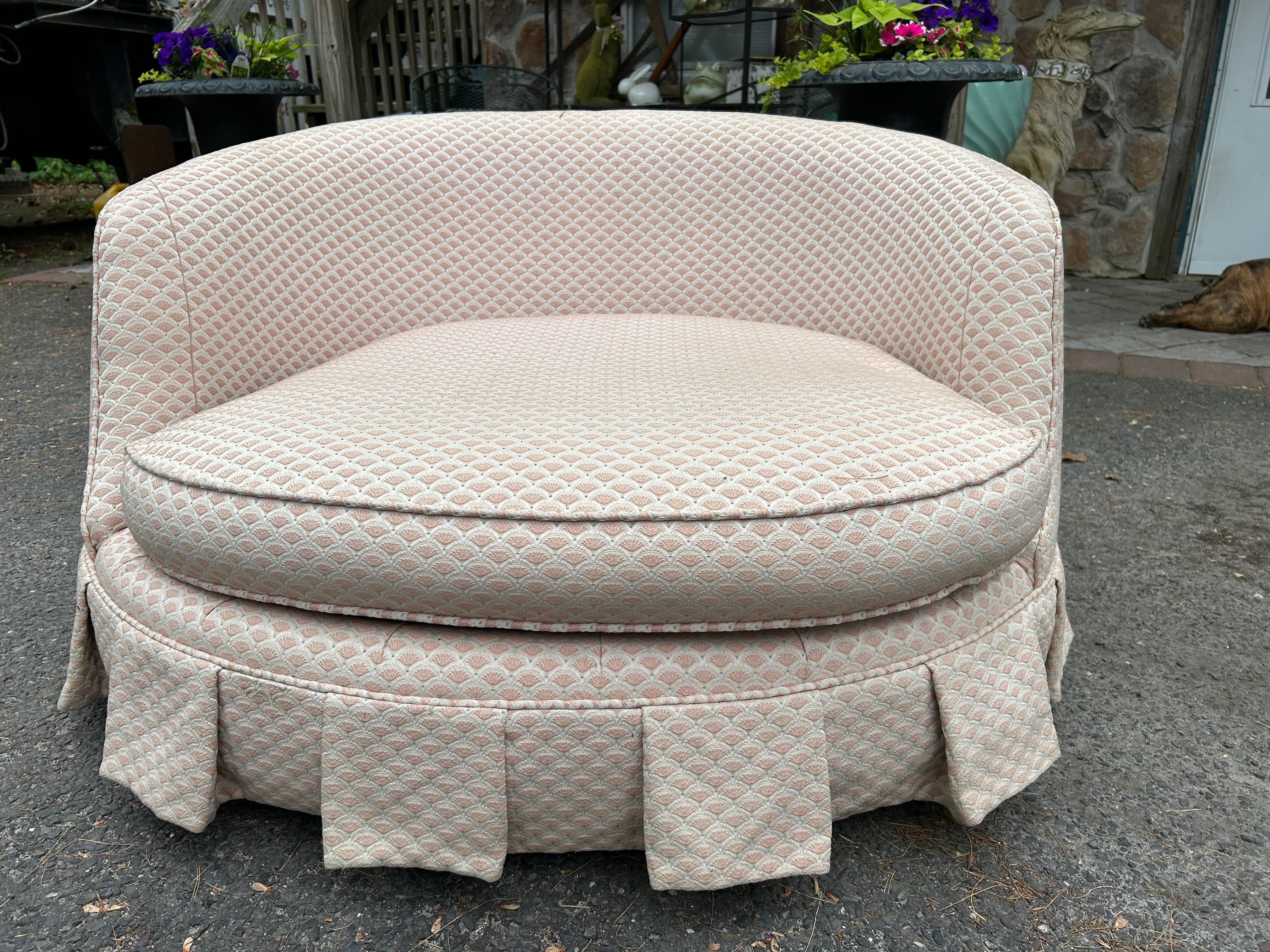 Maravilloso sillón giratorio circular Milo Baughman para Thayer Coggin.  Aunque nos gusta el faldón añadido, creemos que sería más moderno sin él.  Esta silla necesitará ser retapizada, ya que la tela es antigua y muestra signos de desgaste.  Mide