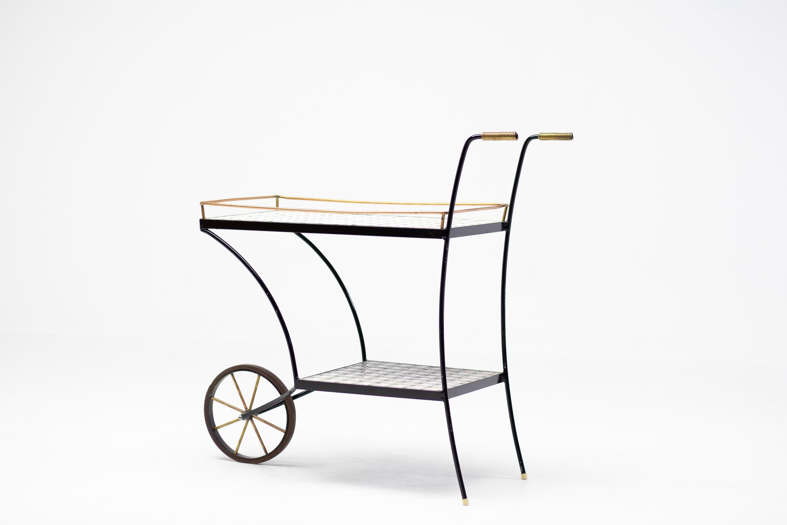 Rehaussez votre intérieur avec ce remarquable chariot de bar moderne du milieu du 20e siècle, fabriqué en Italie vers 1960. Un magnifique design minimaliste prend vie grâce à sa surface exquise : des carreaux miniatures de différentes tailles