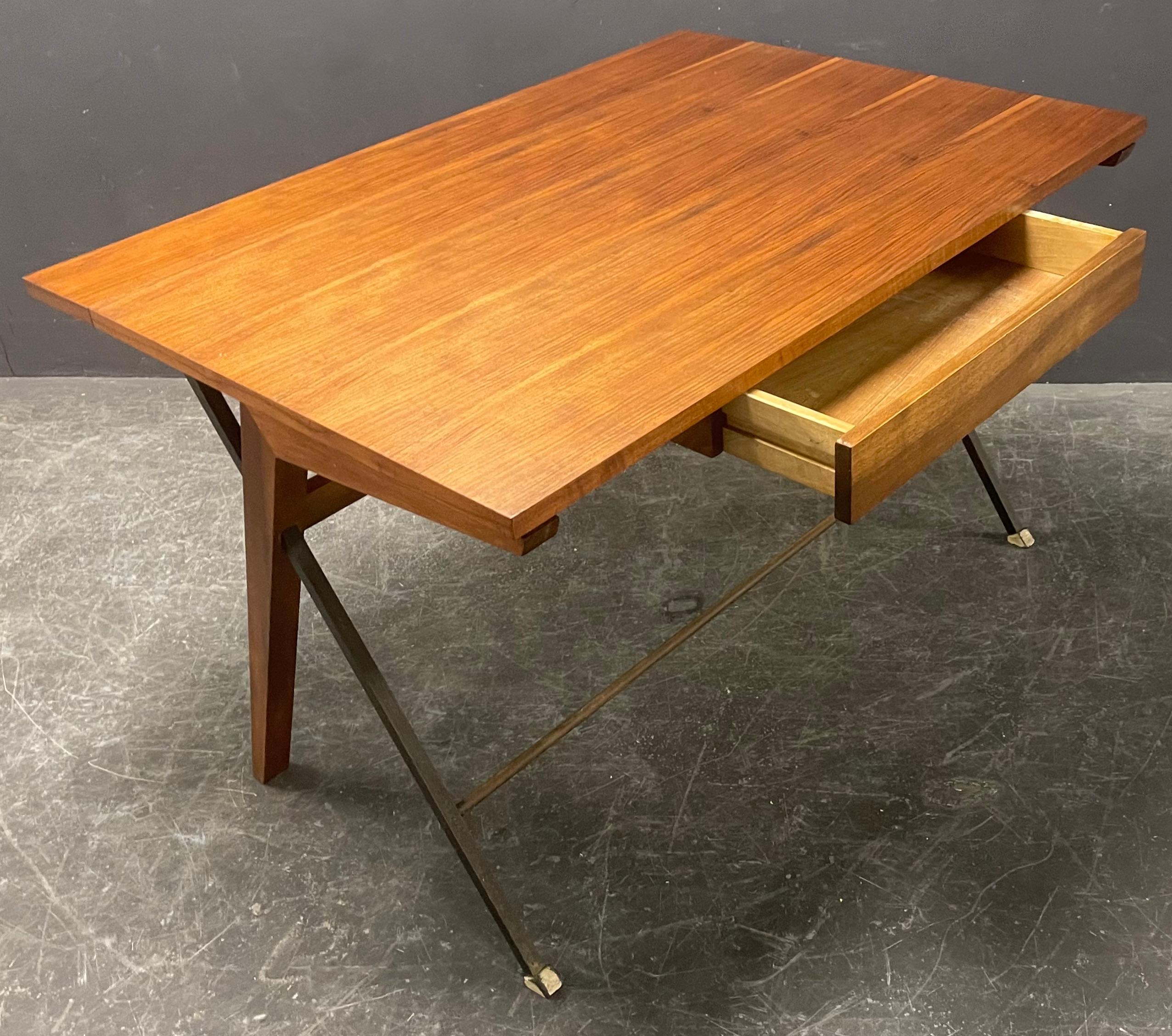 Wunderschöner minimalistischer italienischer Prototyp-Schreibtisch im Angebot 5